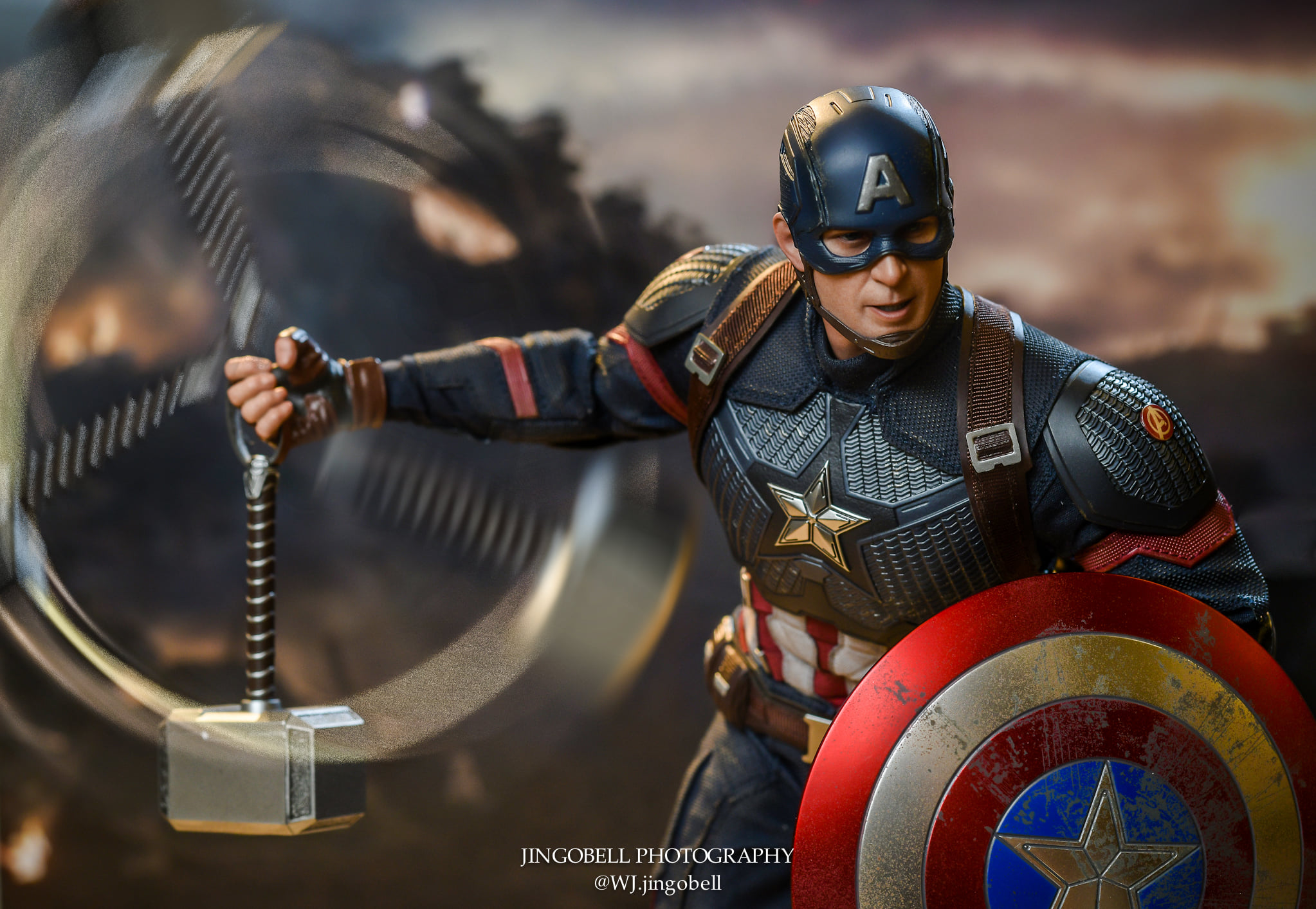 Большая и впечатляющая фигурка Капитана Америки - прекрасный подарок для всех, кто любит мир Марвел и его ярких героев.