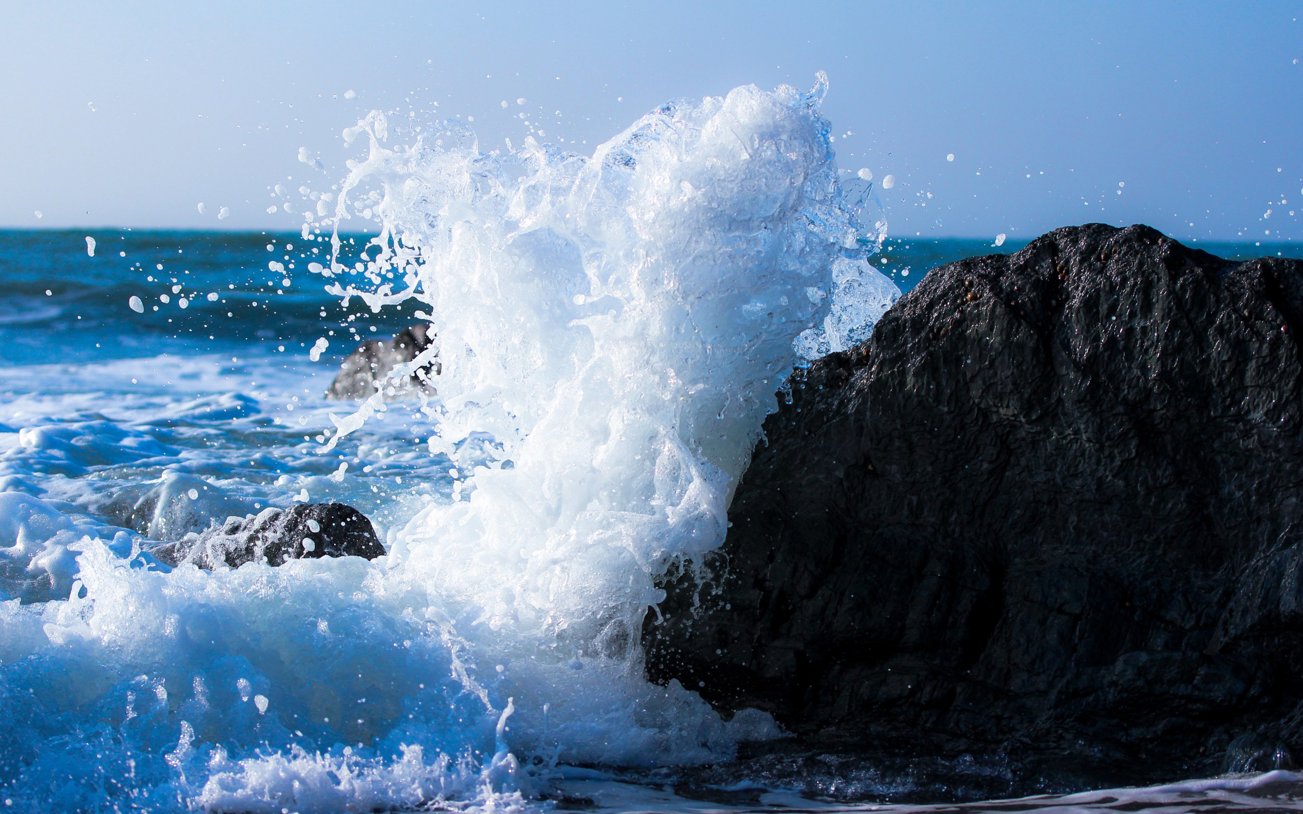 Волна с волною спорит. Море скалы шторм Крым. Море, волны. Океан волны. Океан скалы волны.