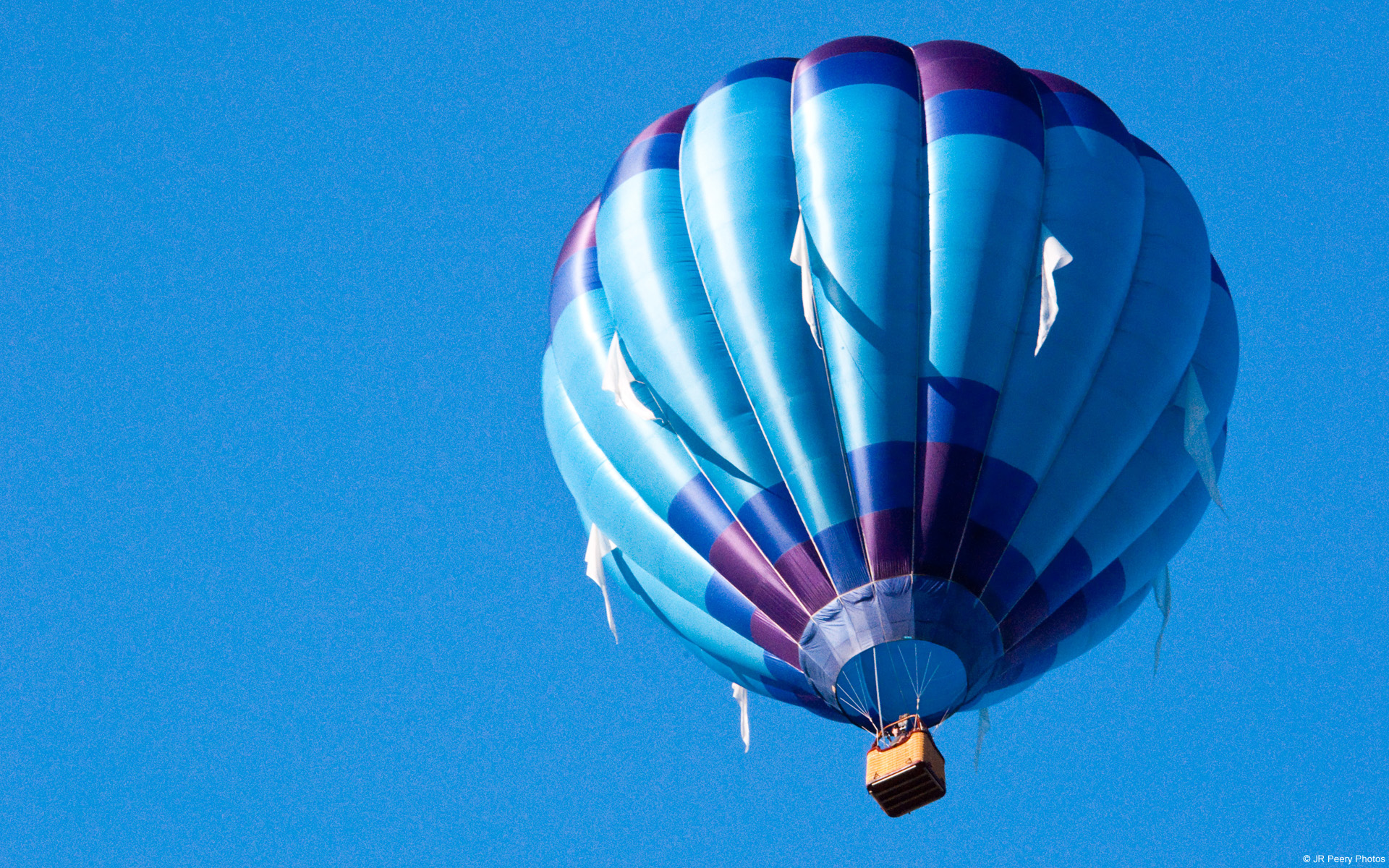 Воздушный шар в голубом небе