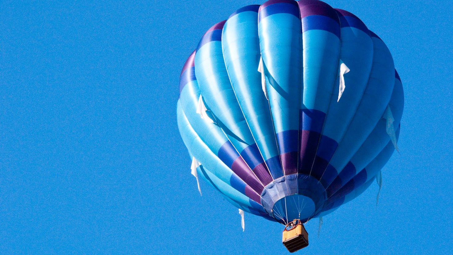 Воздушный шар состоит из оболочки. Голубой воздушный шар. Воздушные шары летательные. Воздушные шары в небе. Воздушный шар над головой.
