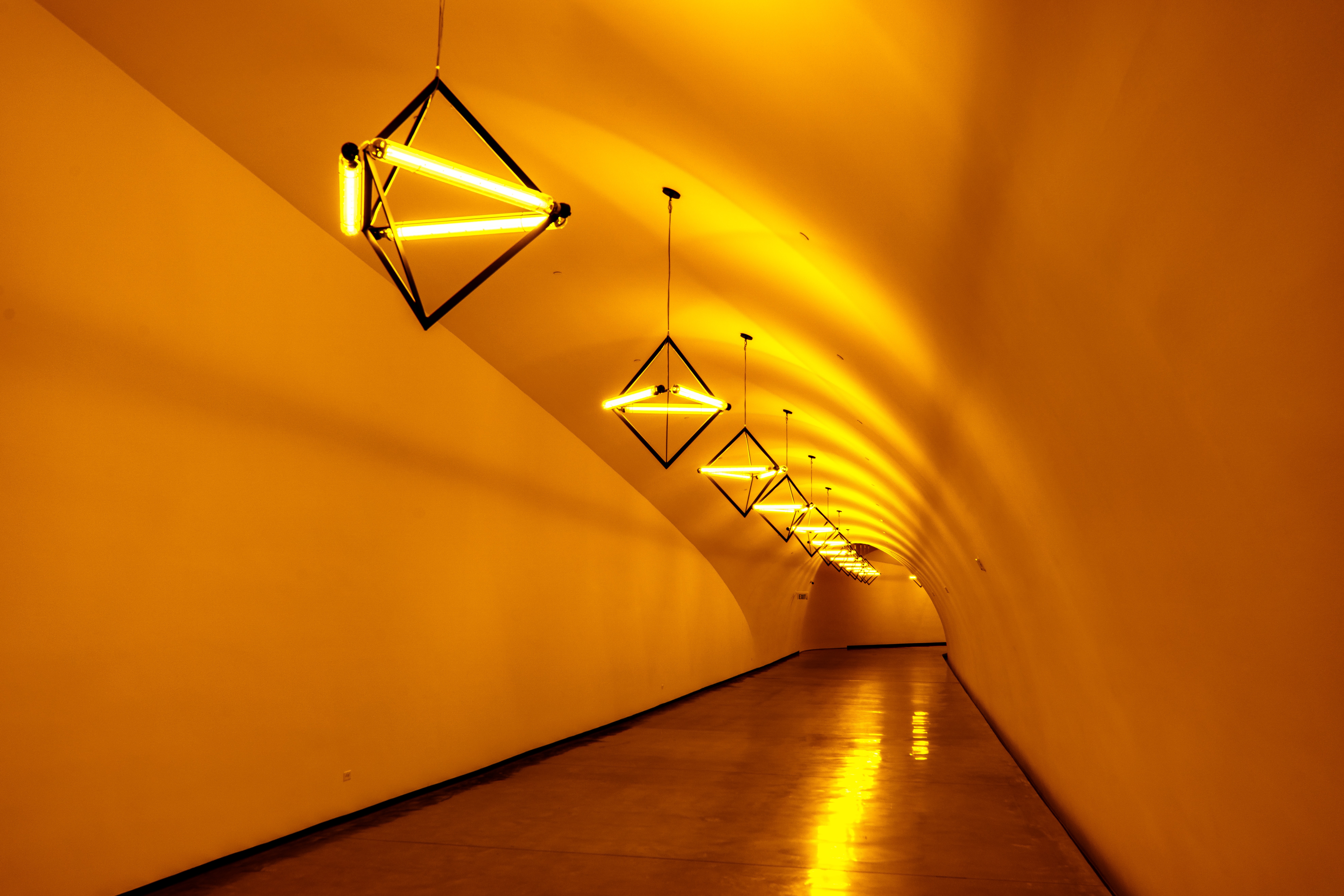Тоннель с жёлтым светом