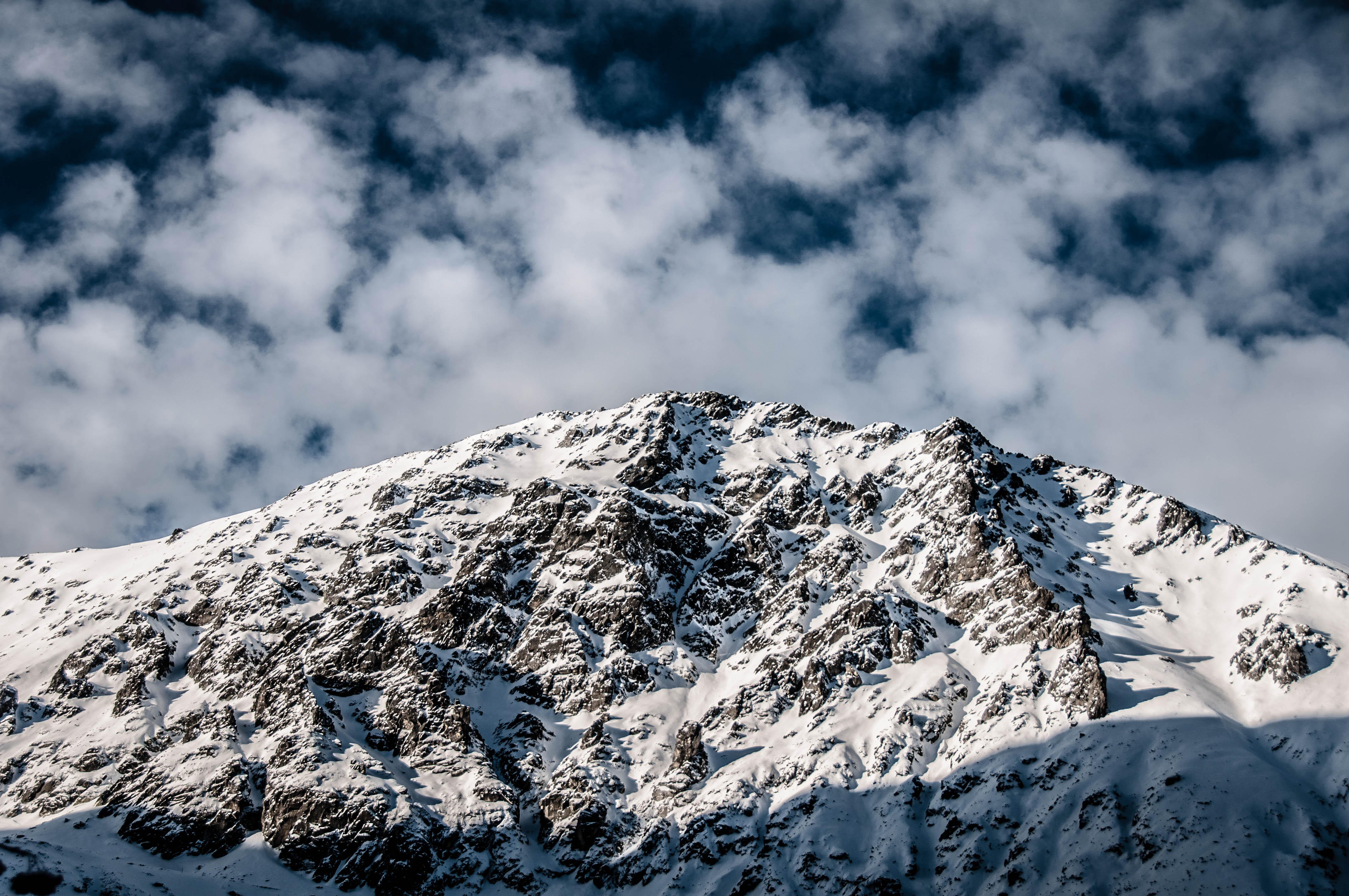 119322 завантажити шпалери природа, гори, сніг, скелі, порід, вершина, вершини, сніговий - заставки і картинки безкоштовно