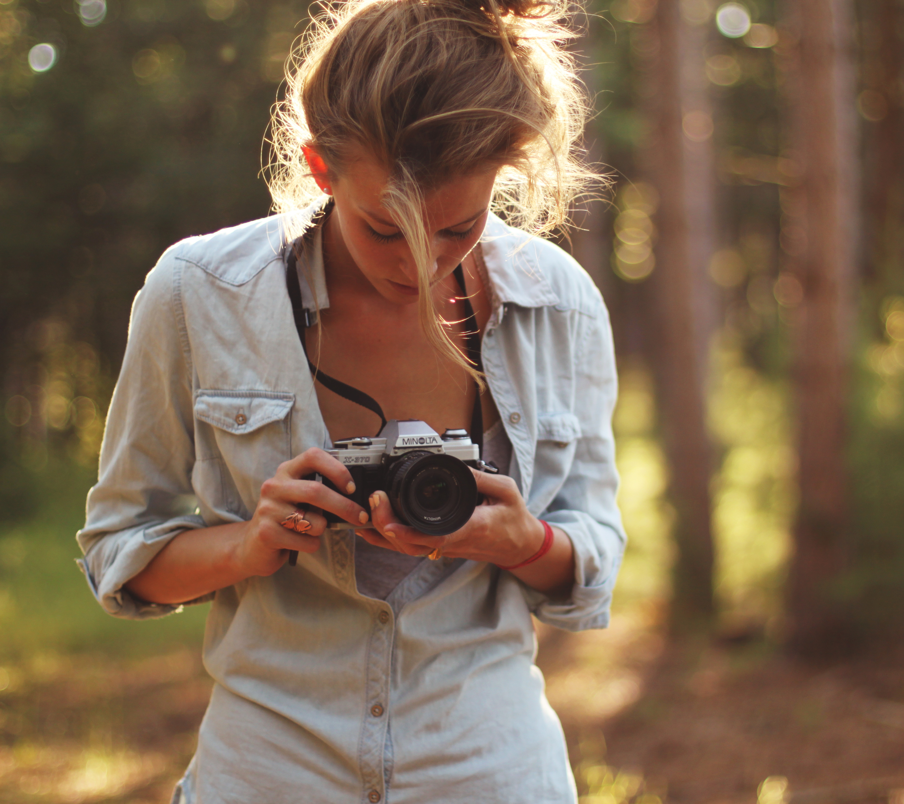 Camera woman. Девушка фотограф. Девушка фотографирует. Женщина с фотоаппаратом. Профессиональный фотограф девушка.