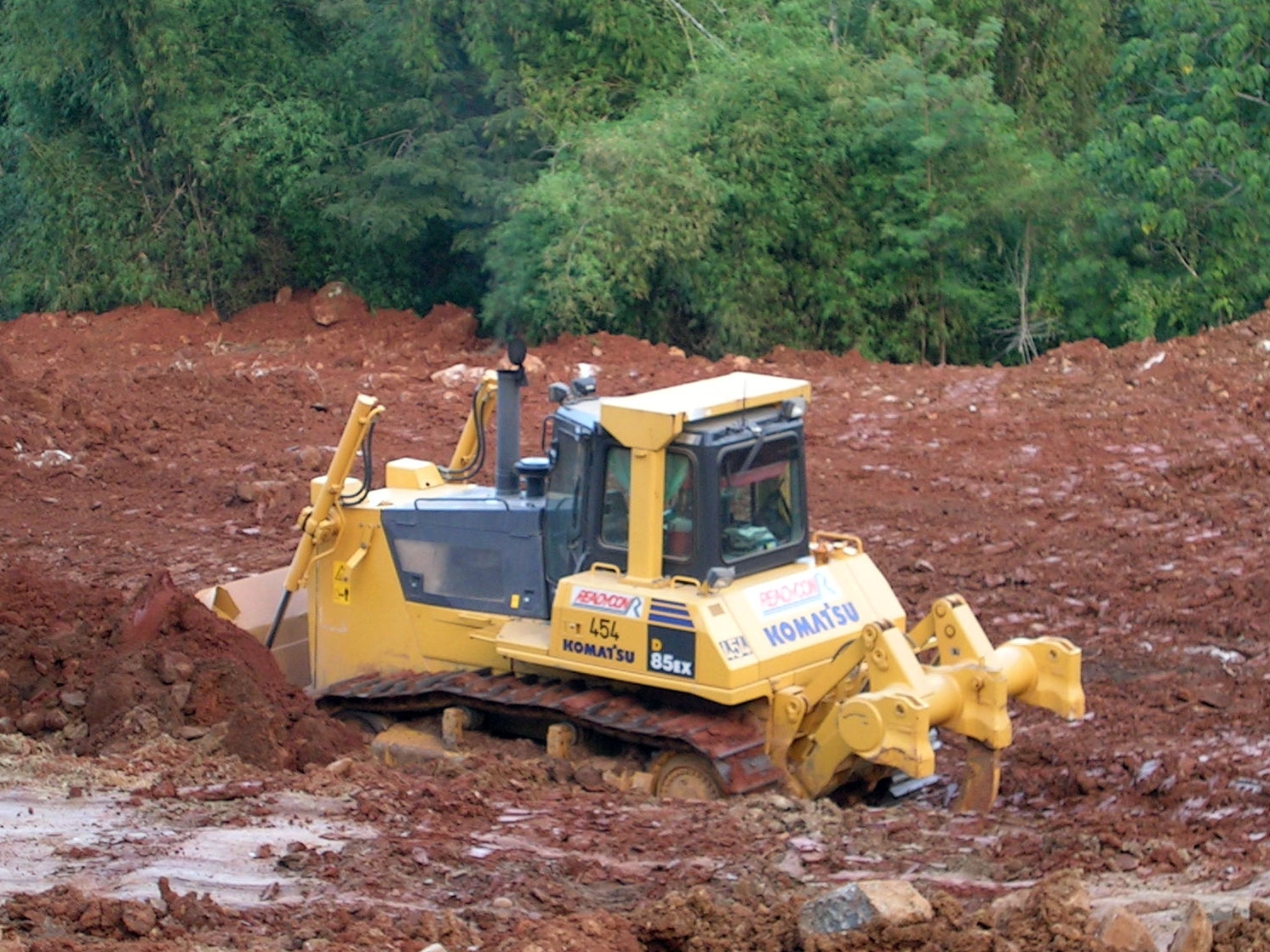 Бульдозер новости. Бульдозер Komatsu d85. Бульдозер Комацу 85. Комацу трактор гусеничный. Бульдозер Комацу Komatsu d85a.