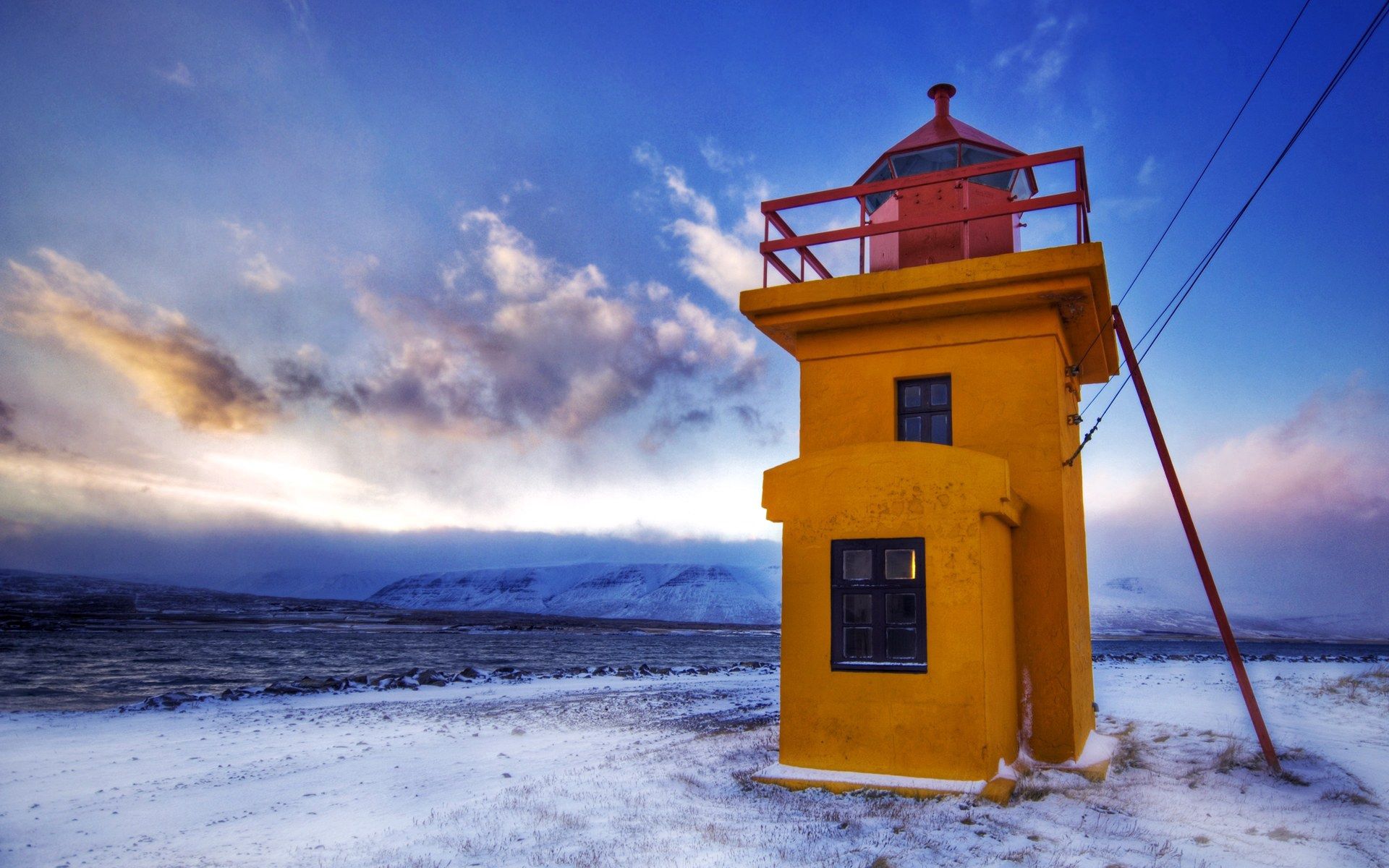 113660 Hintergrundbild herunterladen winter, natur, gelb, leuchtturm, kalt, drähte, draht - Bildschirmschoner und Bilder kostenlos
