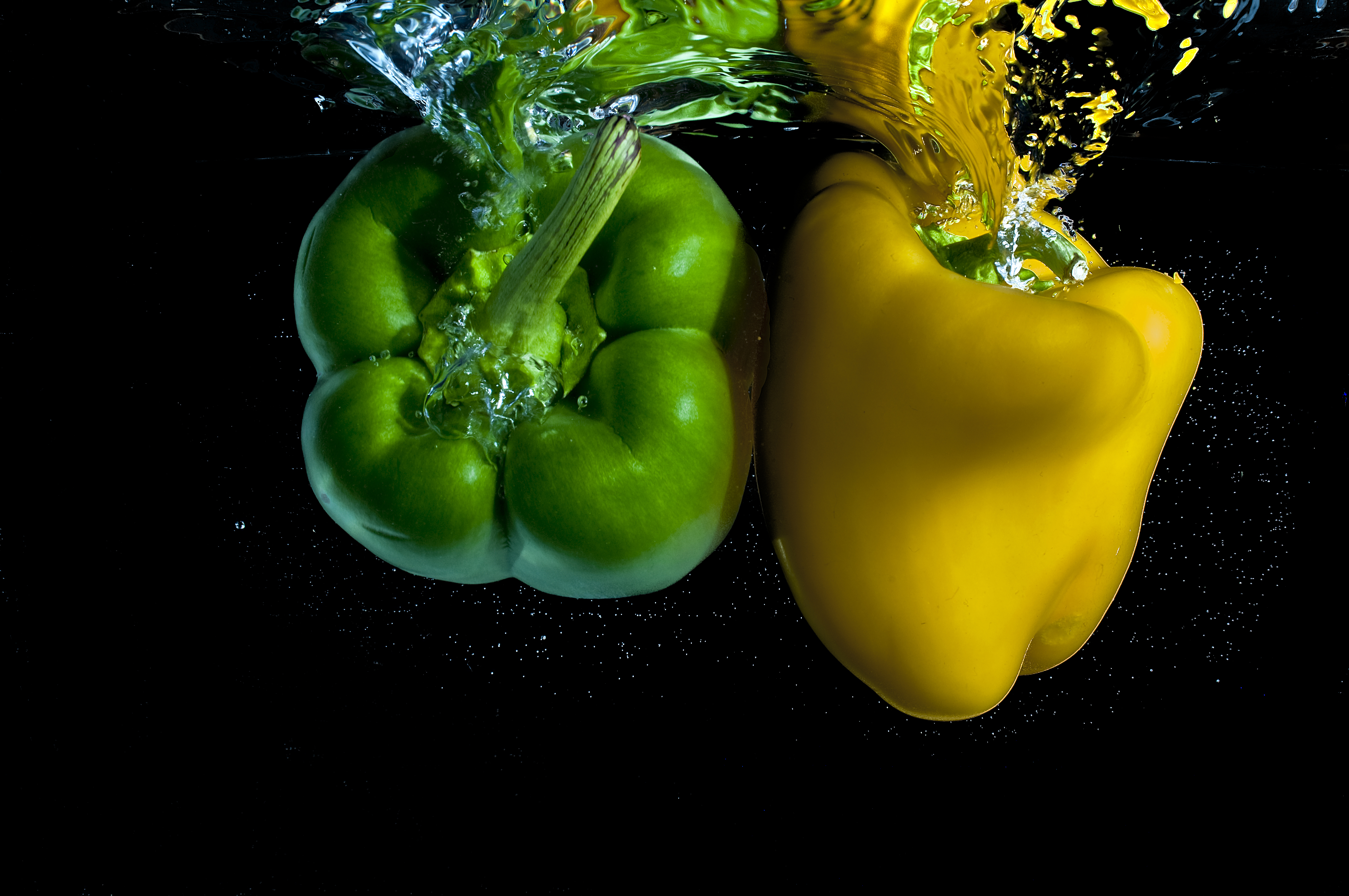 Water pepper. Болгарский перец. Сочные овощи. Овощи фрукты на черном фоне. Зеленые овощи и фрукты.