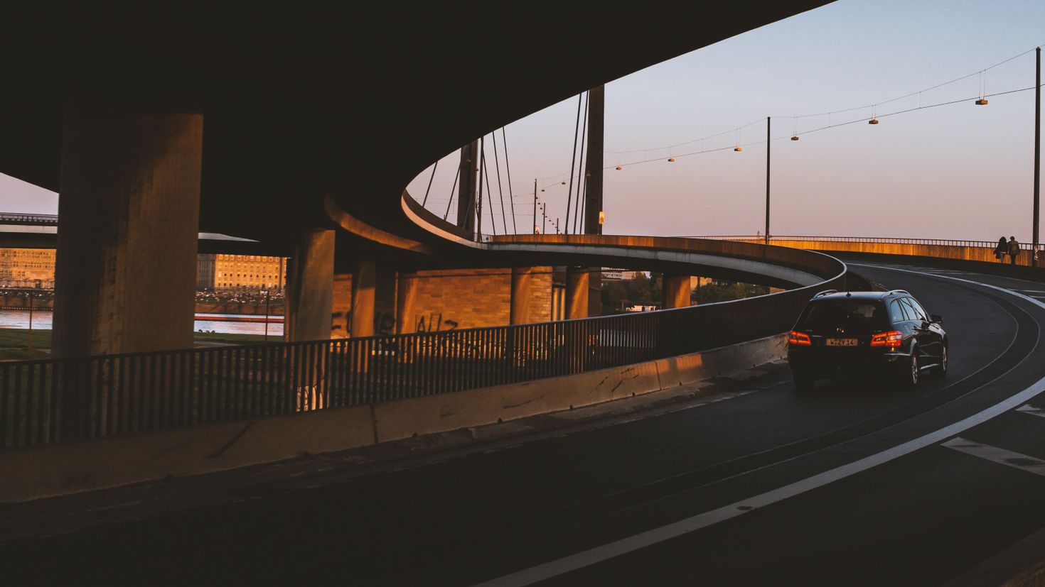 Кар б г. Дорога под мостом. Машина под мостом. Мост в машине. Вид из под моста.