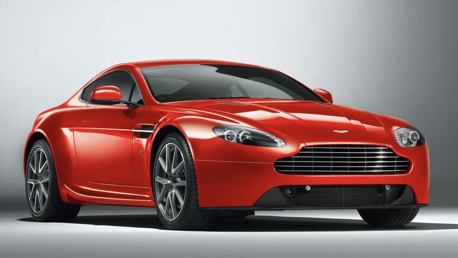 Машину 5 2. Aston Martin DBS v12 красный. Красный спорткар Aston Martin DBS v12.. Aston Martin db9 красный. Астон Мартин машина красная.