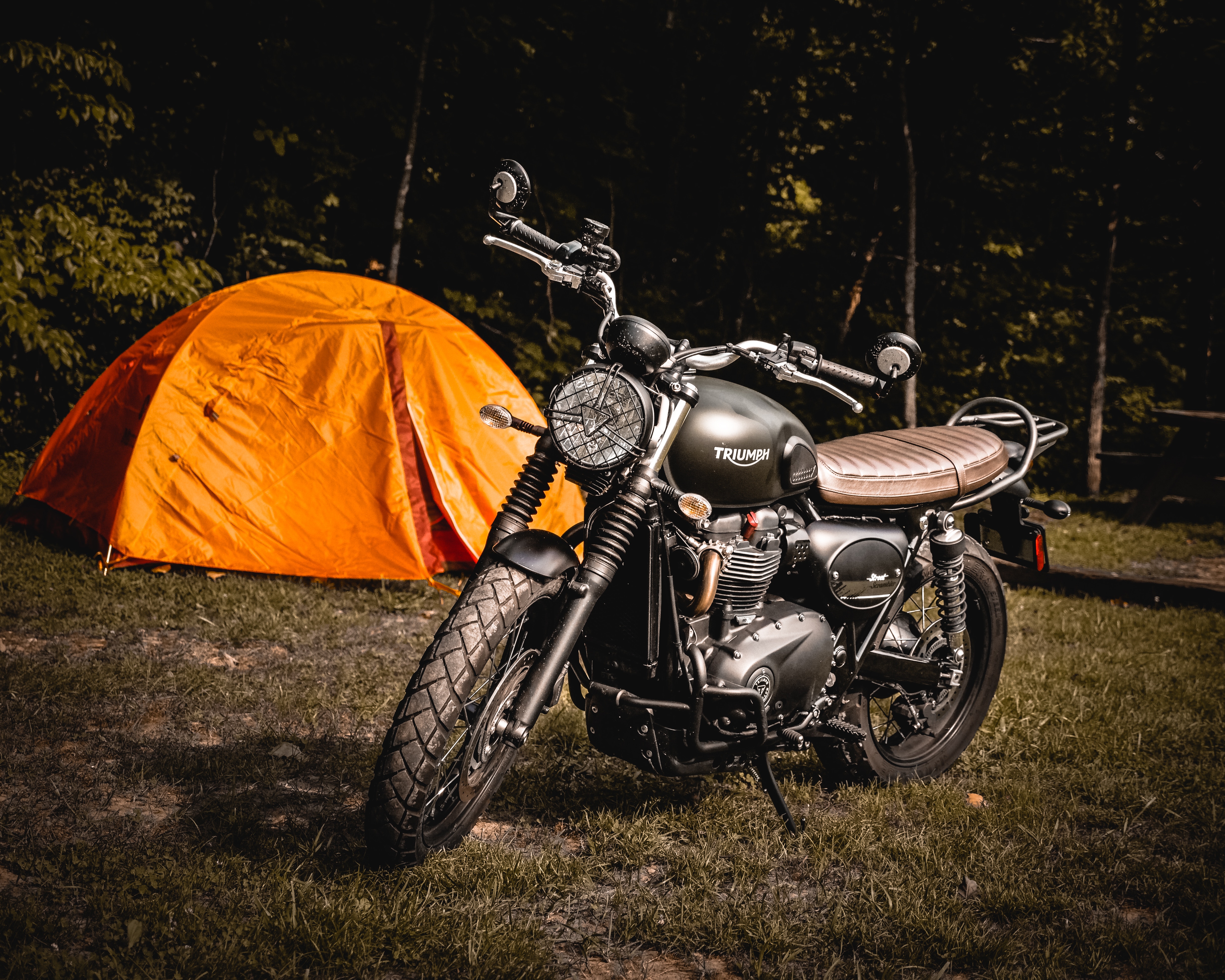 101975 скачать обои палатка, мотоциклы, мотоцикл, трава - заставки и картинки бесплатно