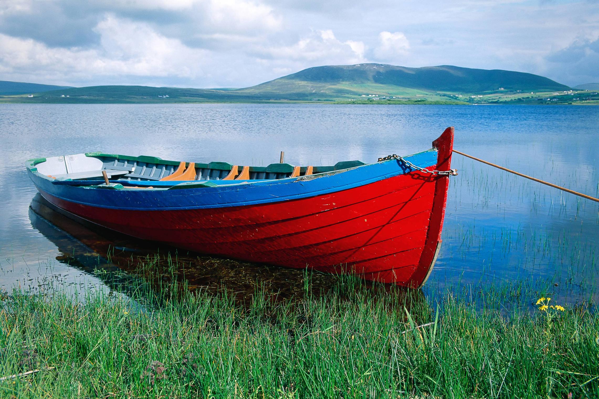 The boat. Лодка. Рыбацкая лодка. Лодка деревянная на воде. Красная лодка.