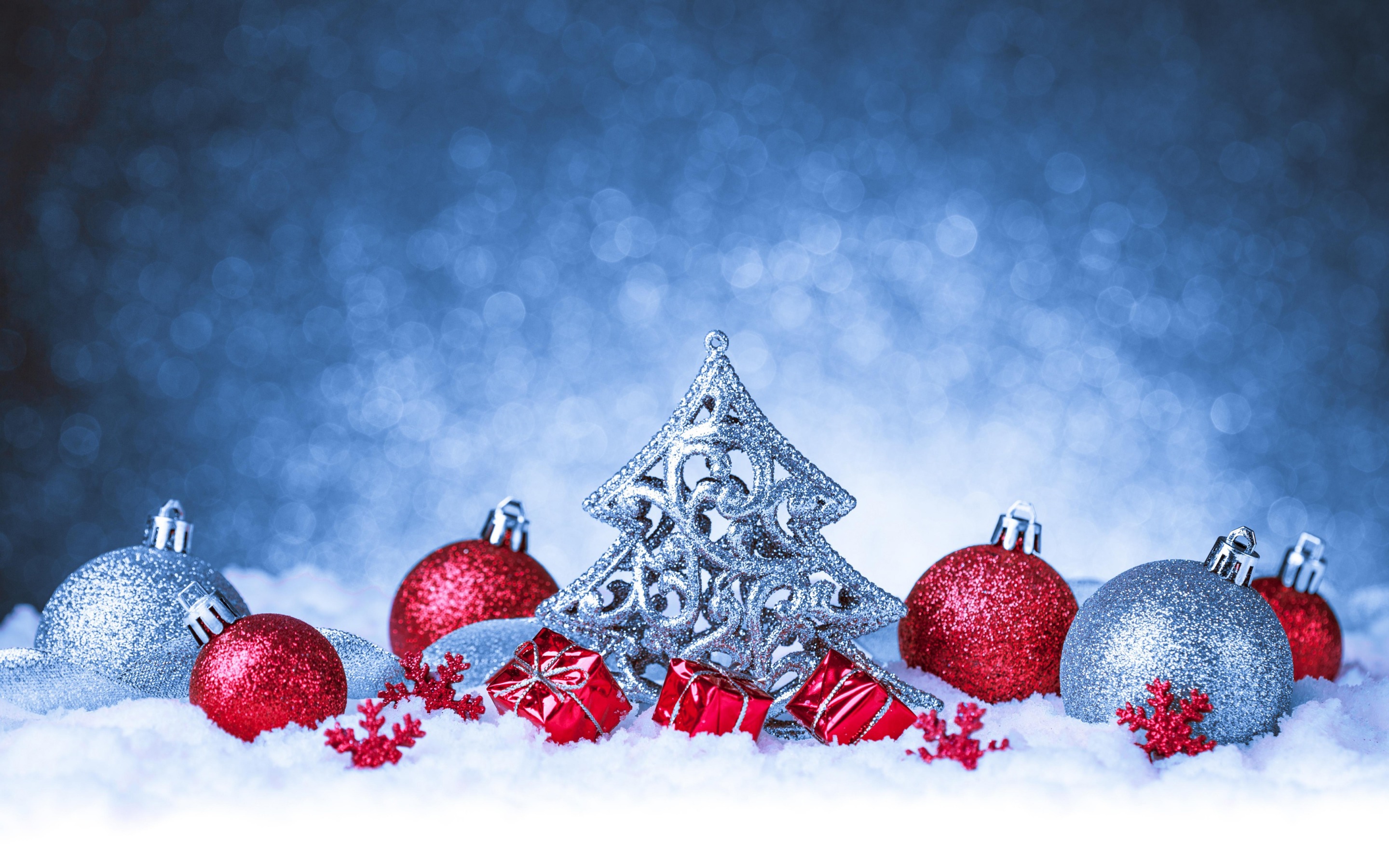 875252 Bild herunterladen feiertage, weihnachten, bokeh, weihnachtsschmuck, geschenk, rot, silber, schnee - Hintergrundbilder und Bildschirmschoner kostenlos