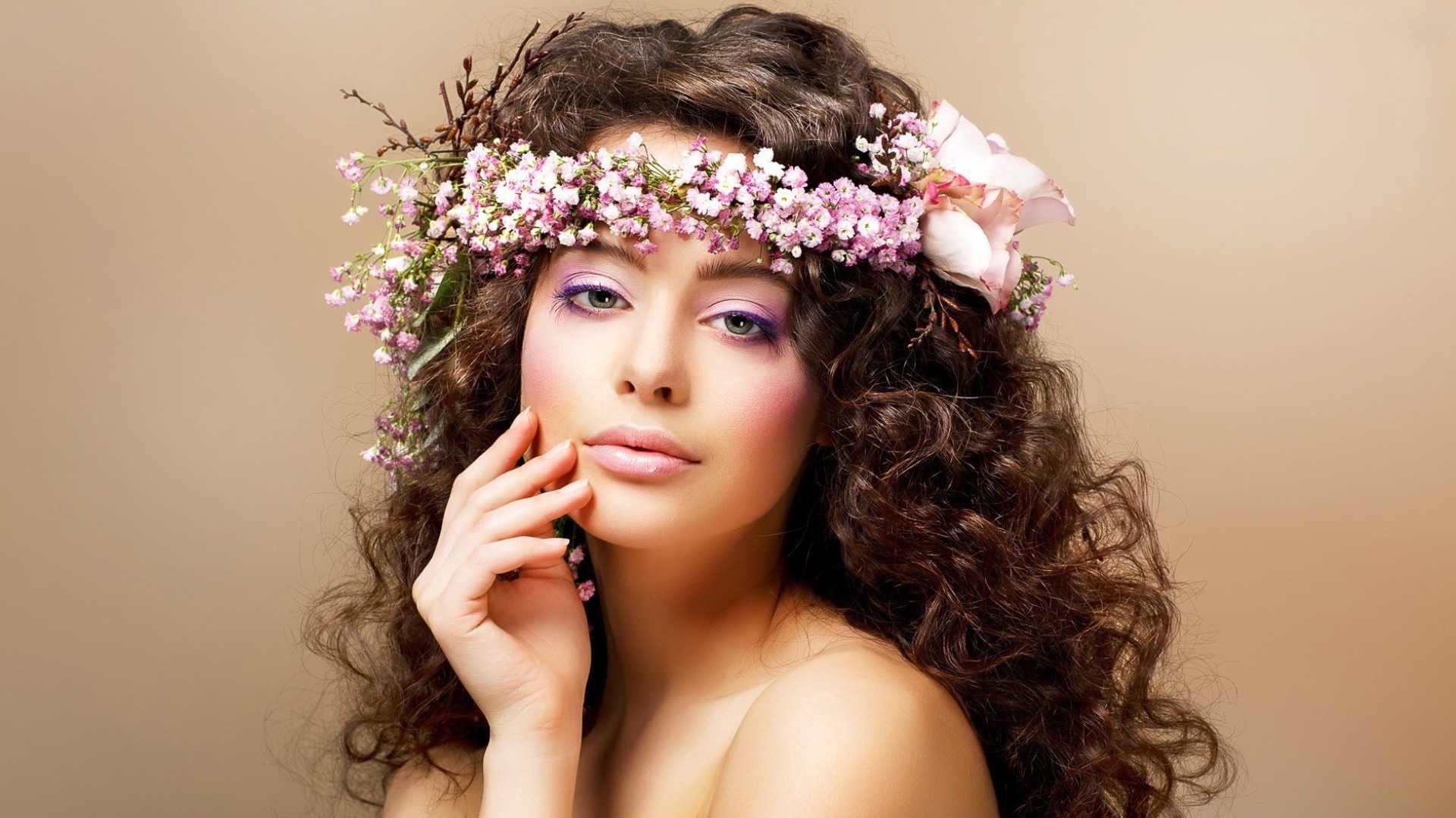 Девушка с цветком в волосах