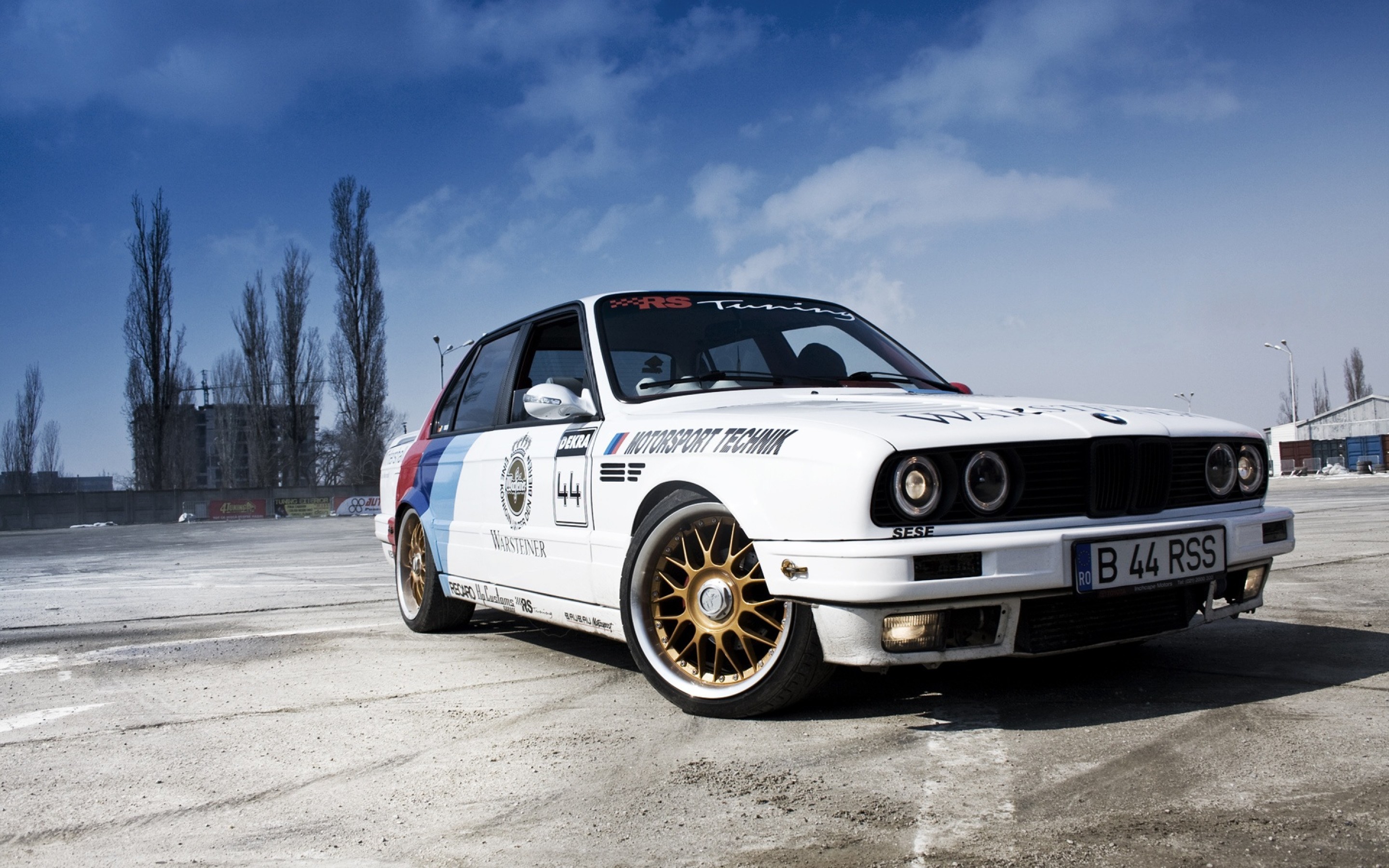 E30 drift. БМВ е30 белая. BMW e30 Drift. Машина БМВ e30. BMW e30 m3 седан.