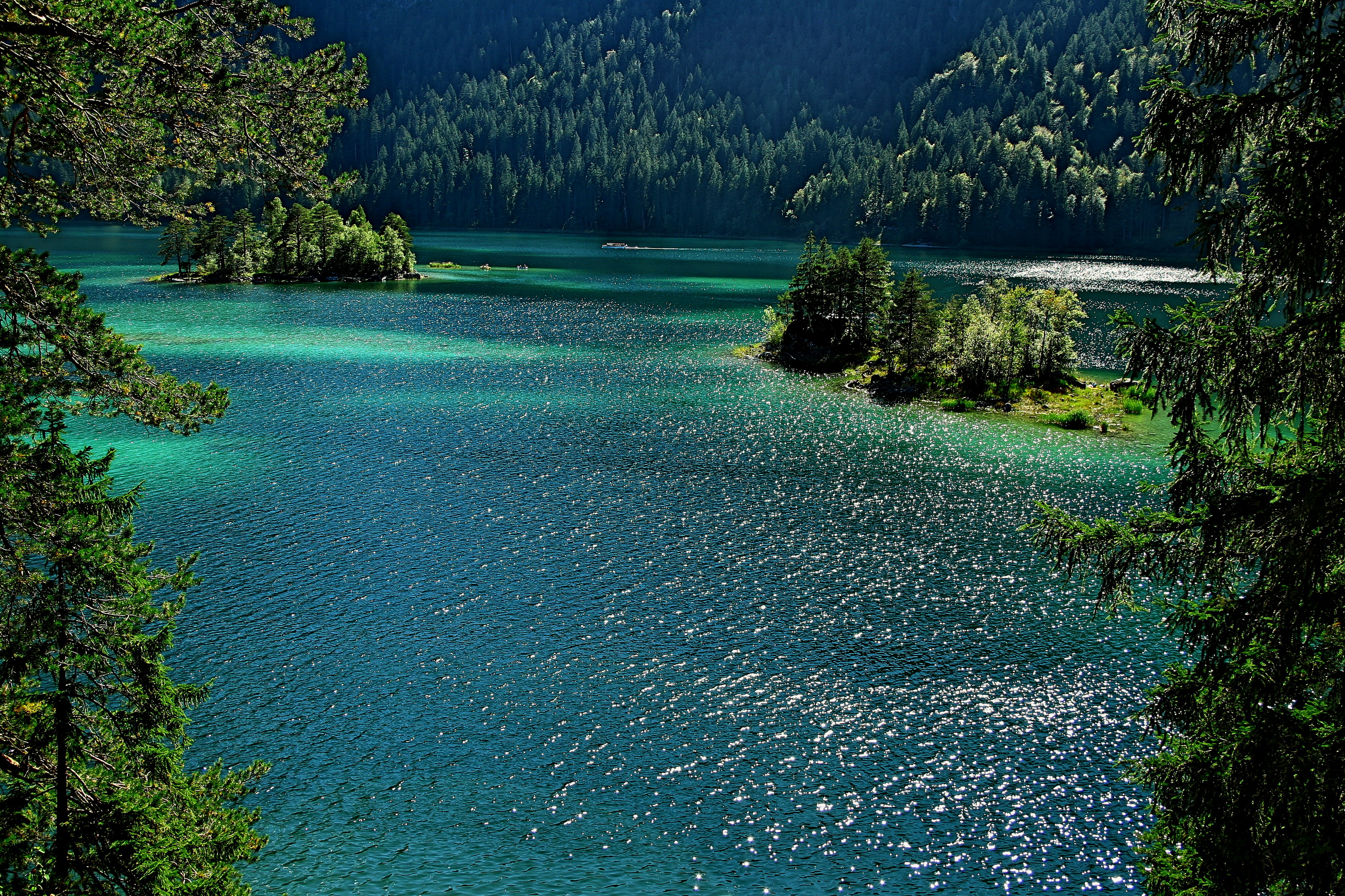 красивое прозрачное озеро