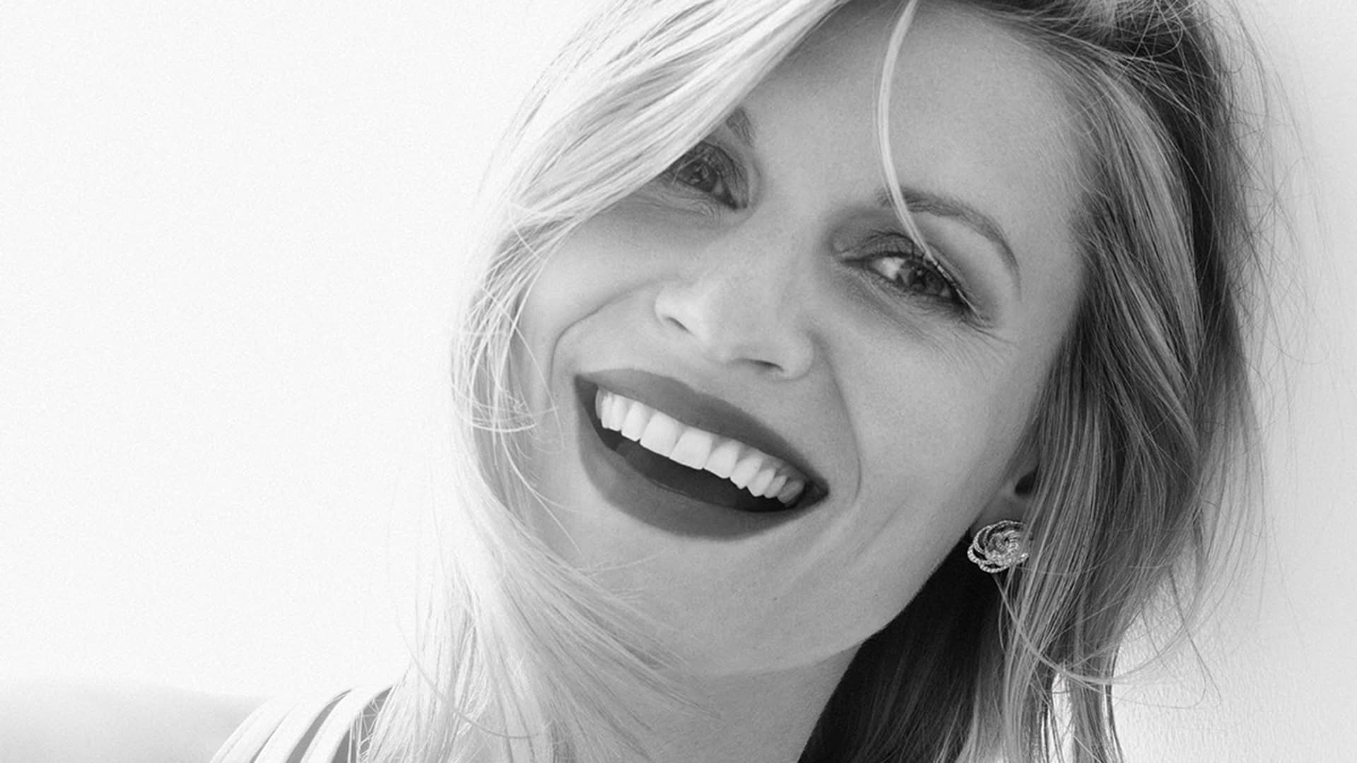 Actress white. Актриса Дейн. Claire Danes Black White. Белый цвет 1920x1080. Claire Danes smile.