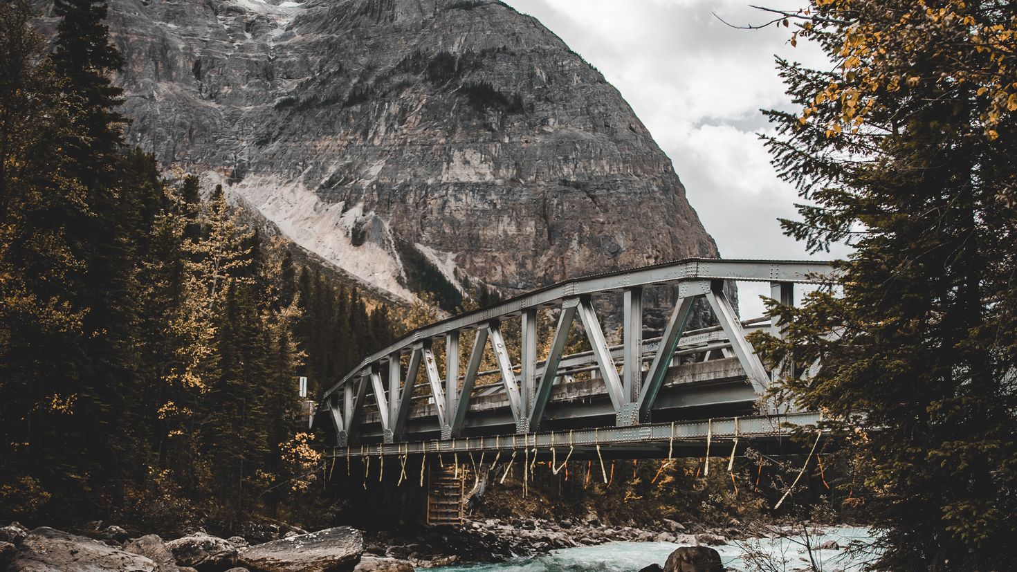 Bridge mountain. Мост на реке. Мост через горное ущелье.