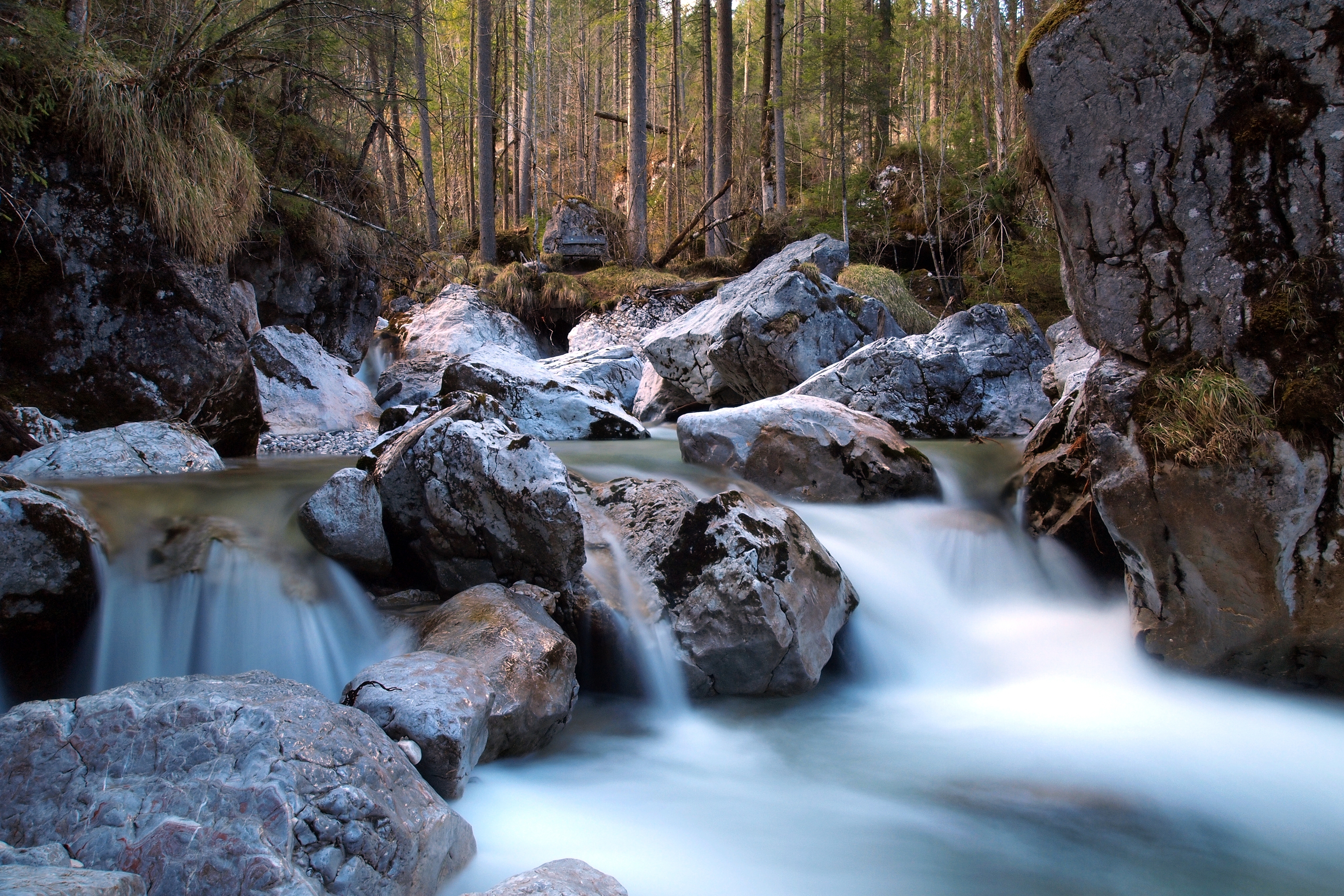 Сумерки водопад. Горная река. Ручей. Горный ручей камни. Горная речка с камнями.