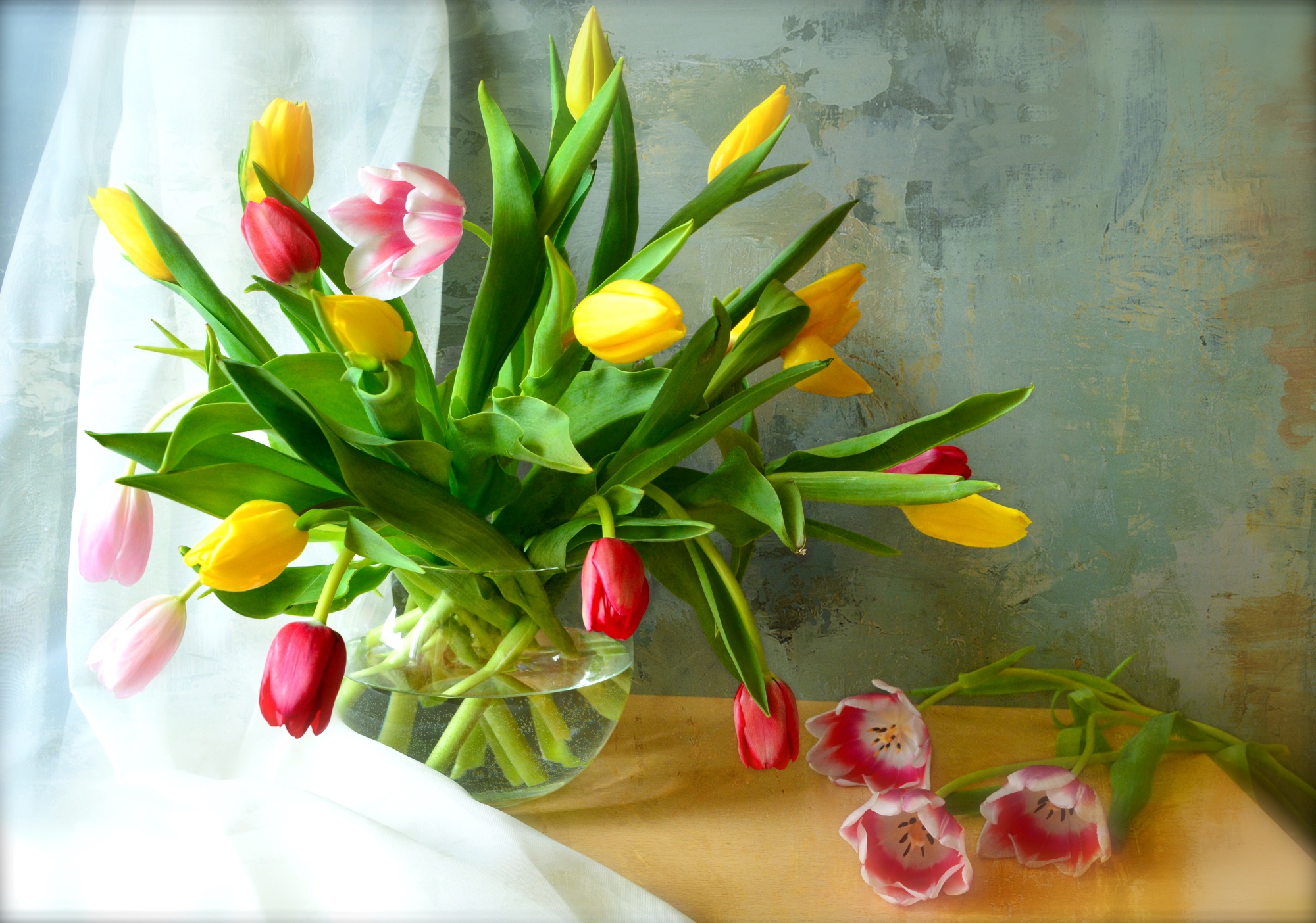 Фото тюльпаны в вазе на столе. Букет тюльпанов. Тюльпаны в вазе. Весенний букет. Букет тюльпанов в вазе.