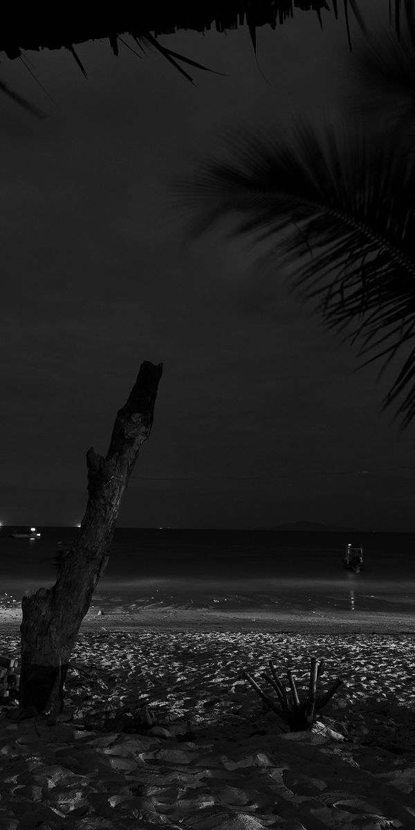 Включи dark beach. Темный Бич. Пляж ночью Эстетика. Ночной темный пляж. Пляж страшный ночью.