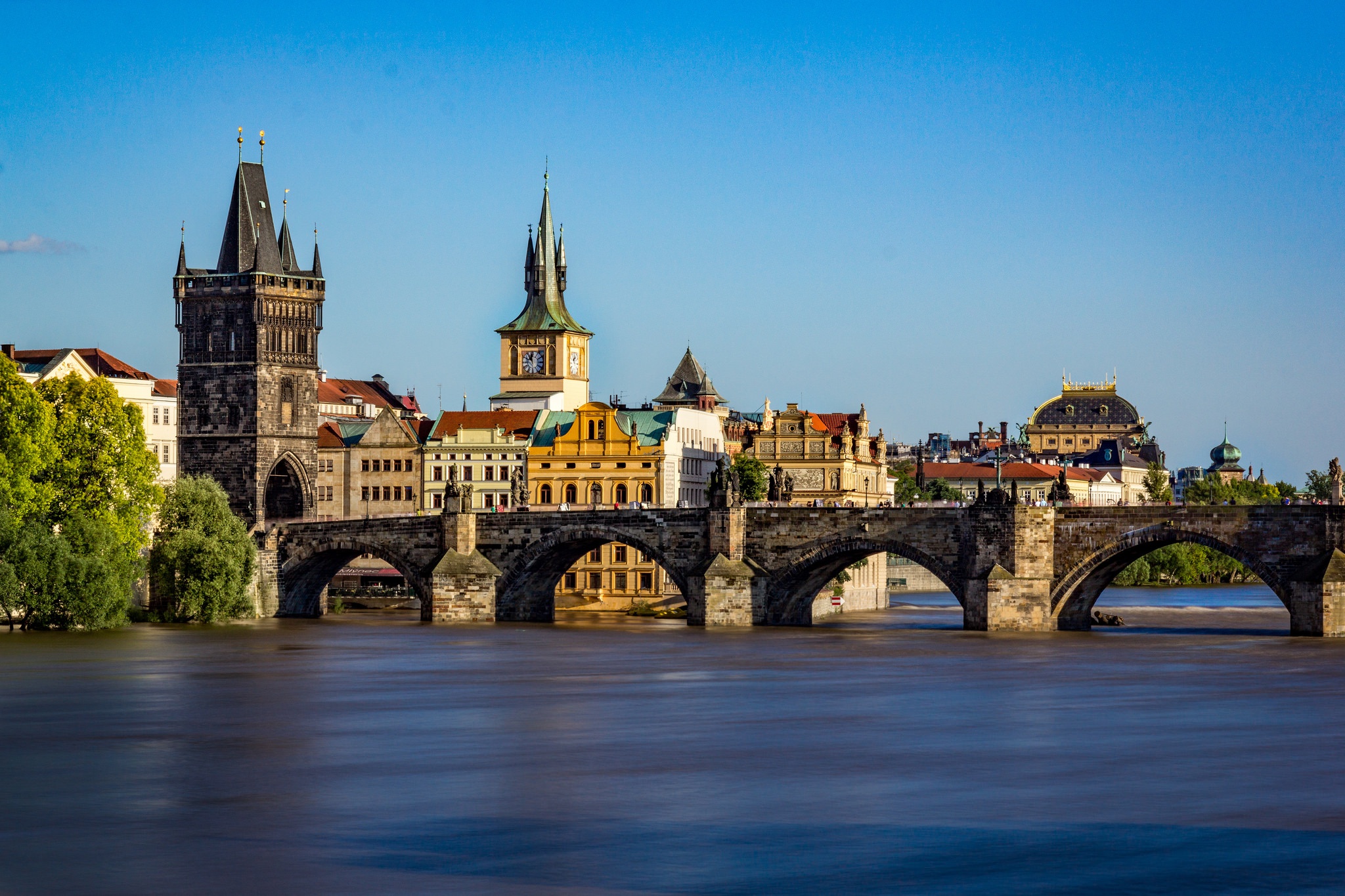 Скачать картинку Река, Мосты, Мост, Здание, Прага, Чехия, Карлов Мост, Сделано Человеком в телефон бесплатно.