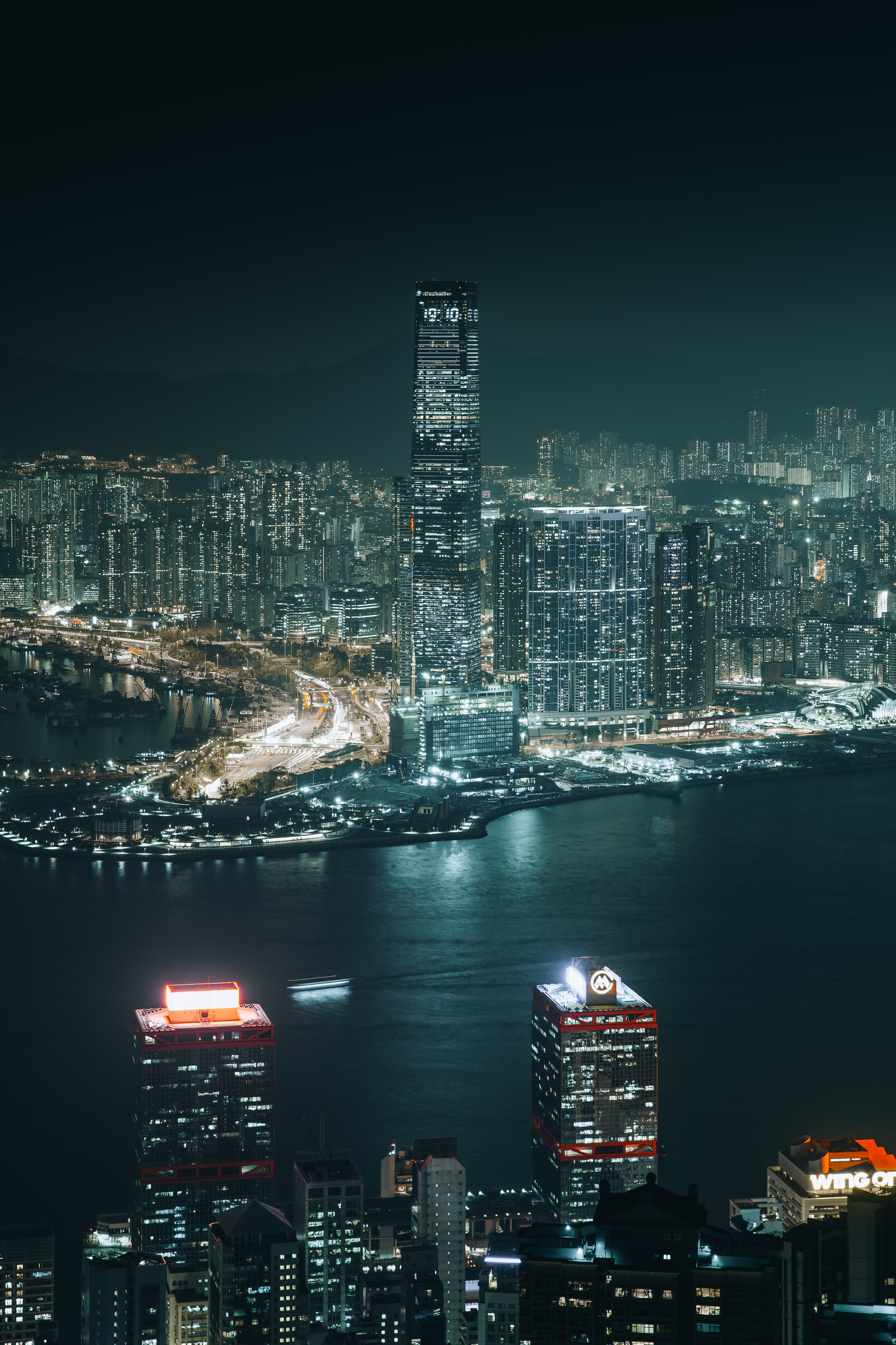 Скачати мобільні шпалери Будинки, Будівля, Вид Зверху, Нічне Місто, Гонконг, Гонконґ, Міста, Річка безкоштовно.