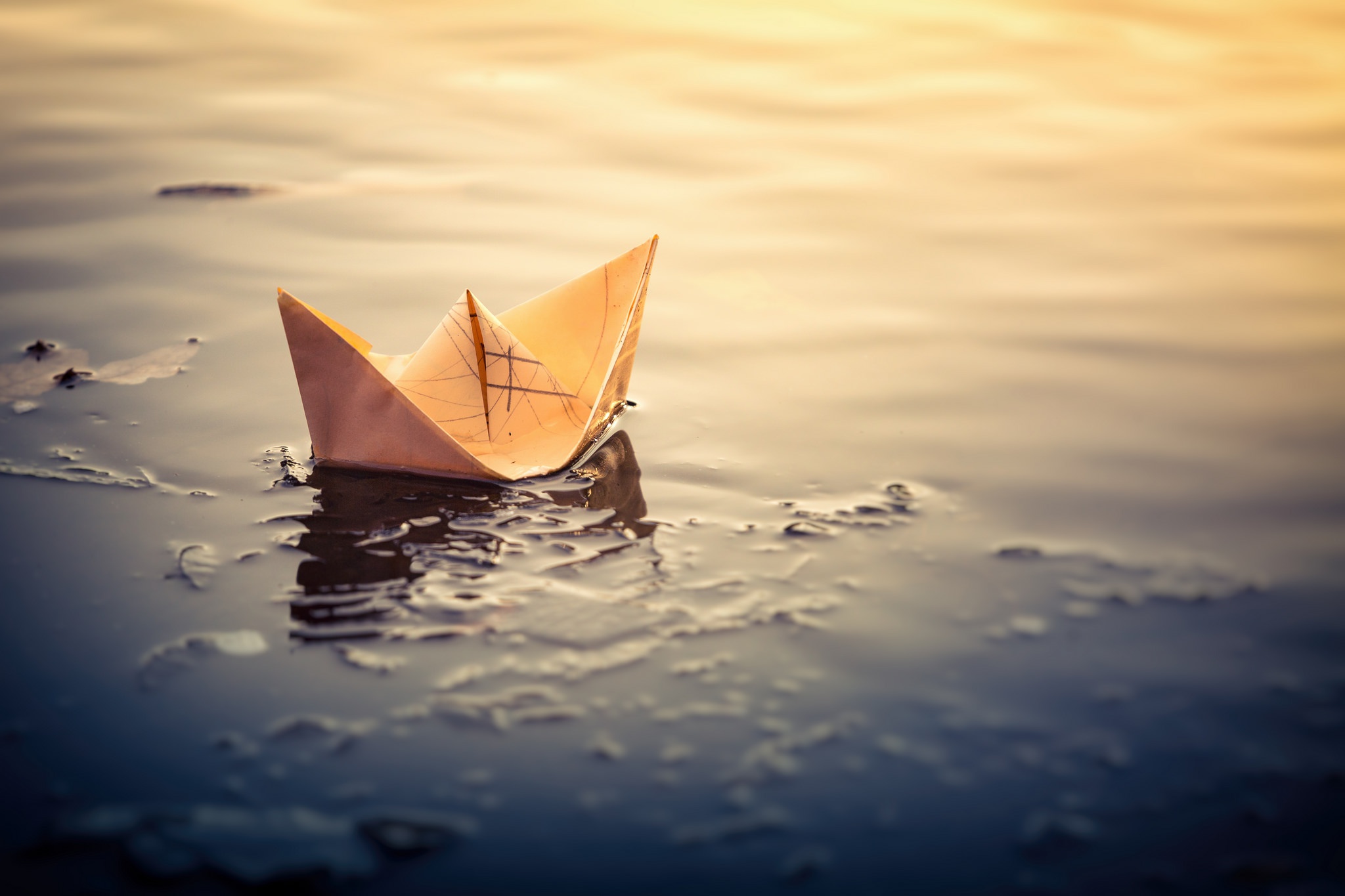Слушать бумажные кораблики. Бумажный кораблик. Бумажный кораблик на воде. Бумажный кораблик в море. Маленький бумажный кораблик.