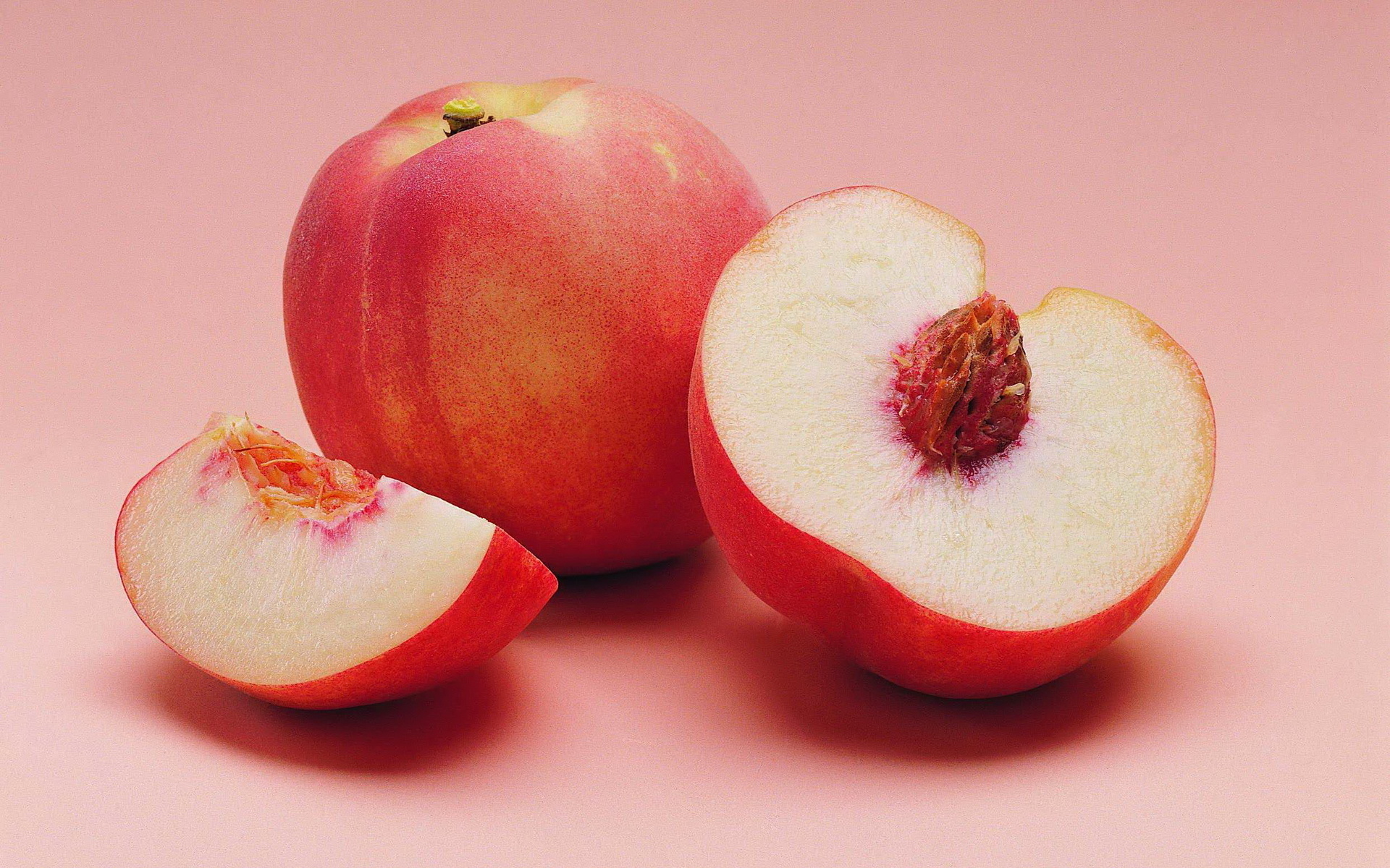 Персик разрезанный