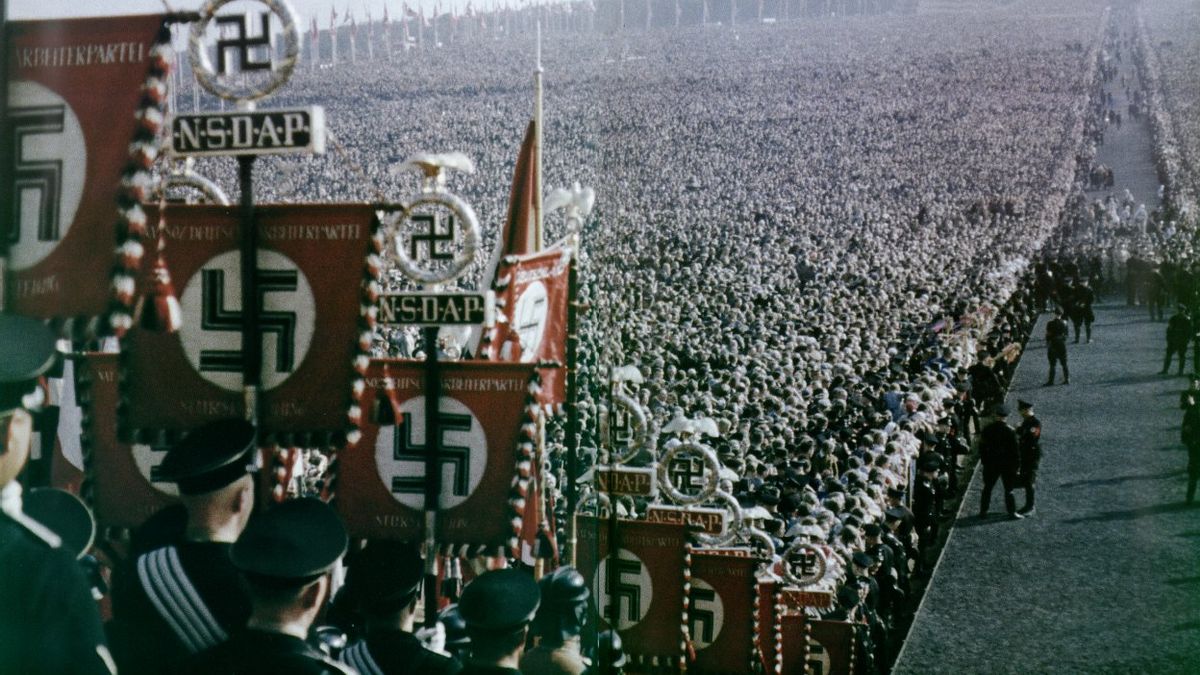 Начало войны гитлеровской германии. Нацисты Германии. Марш нацистов.