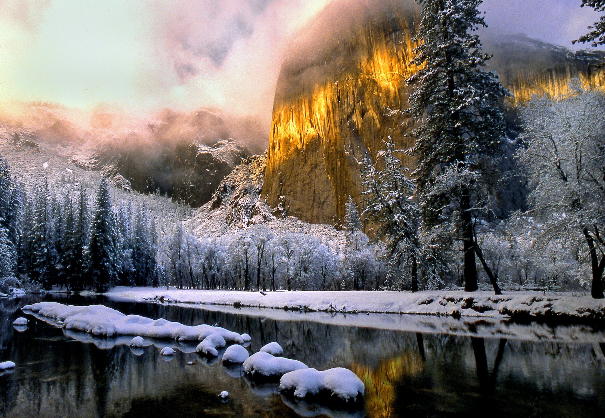 Laden Sie das Natur, Felsen, Rock, See, Bank, Licht, Gold, Ufer, Scheinen, Schnee-Bild kostenlos auf Ihren PC-Desktop herunter