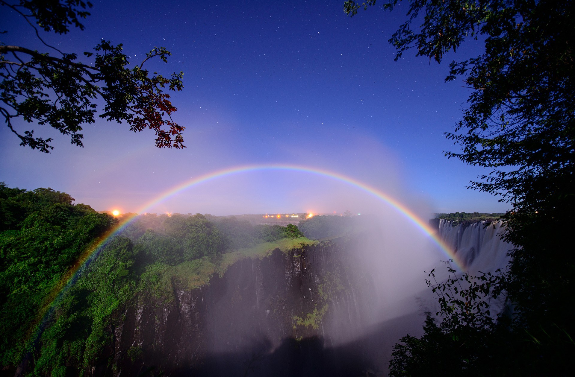 Лунная Радуга на водопаде Виктория Зимбабве