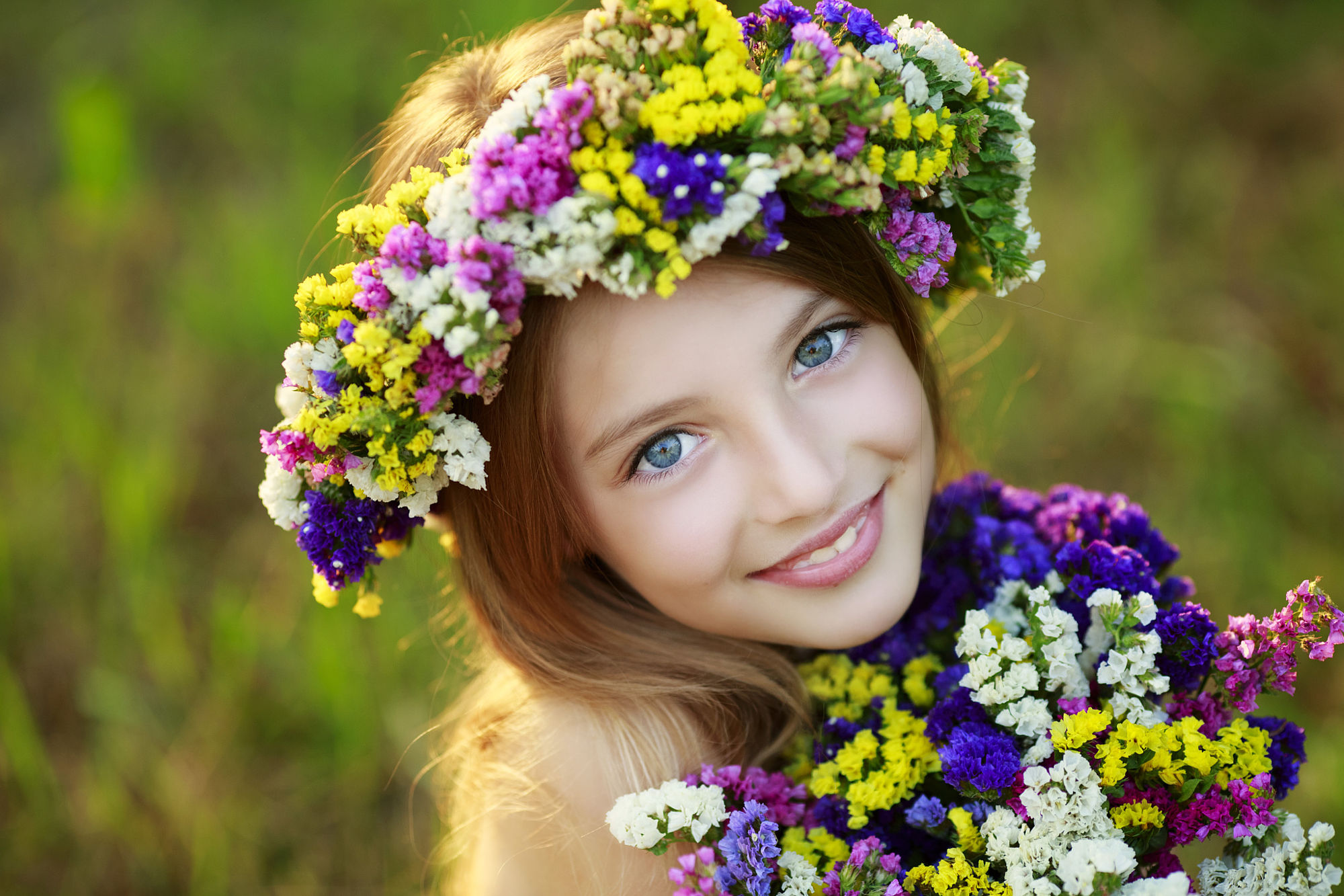 810526 завантажити шпалери фотографія, дитина, блакитні очі, букет, барвистий, обличчя, квітка, посміхніться, вінок - заставки і картинки безкоштовно