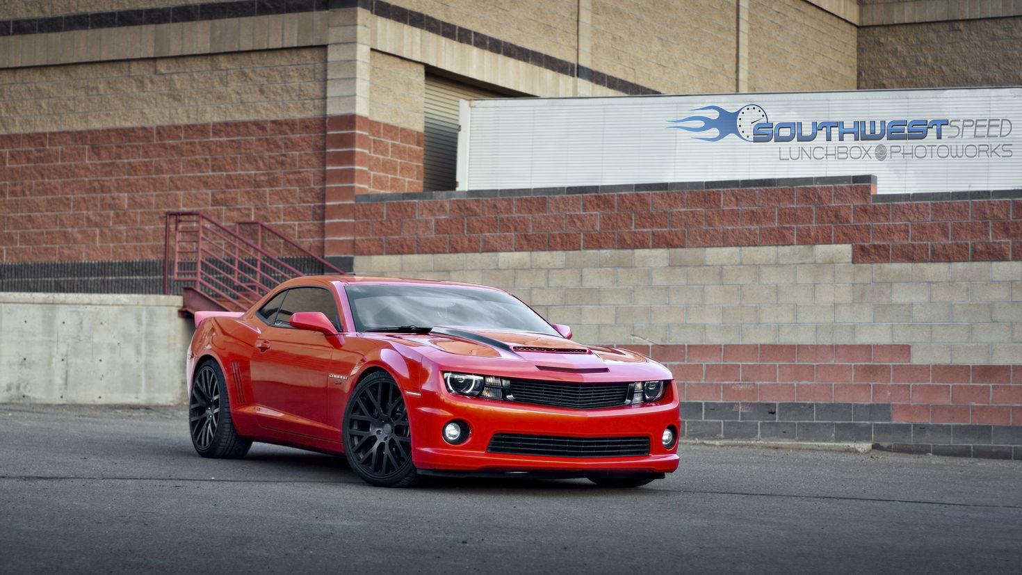 Chevrolet Camaro красная