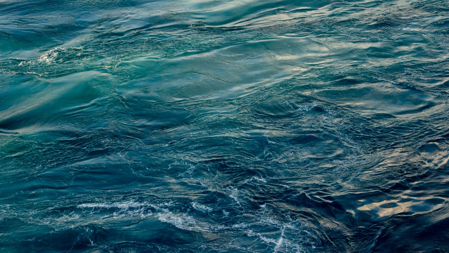 Волна бегущая по поверхности воды. Текстура воды. Фактура воды. Поверхность воды. Поверхность моря.