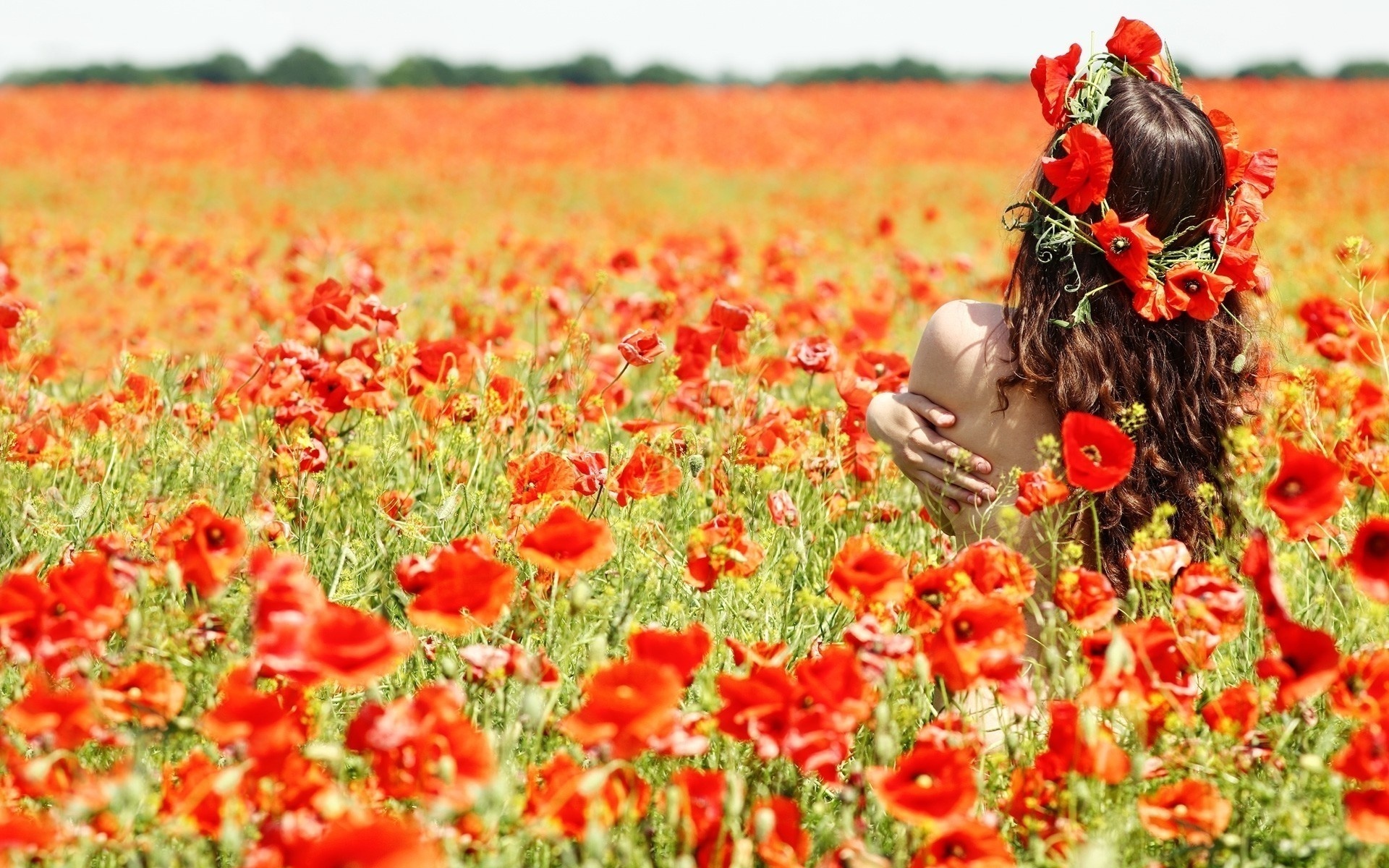 Фото женщины в поле с цветами