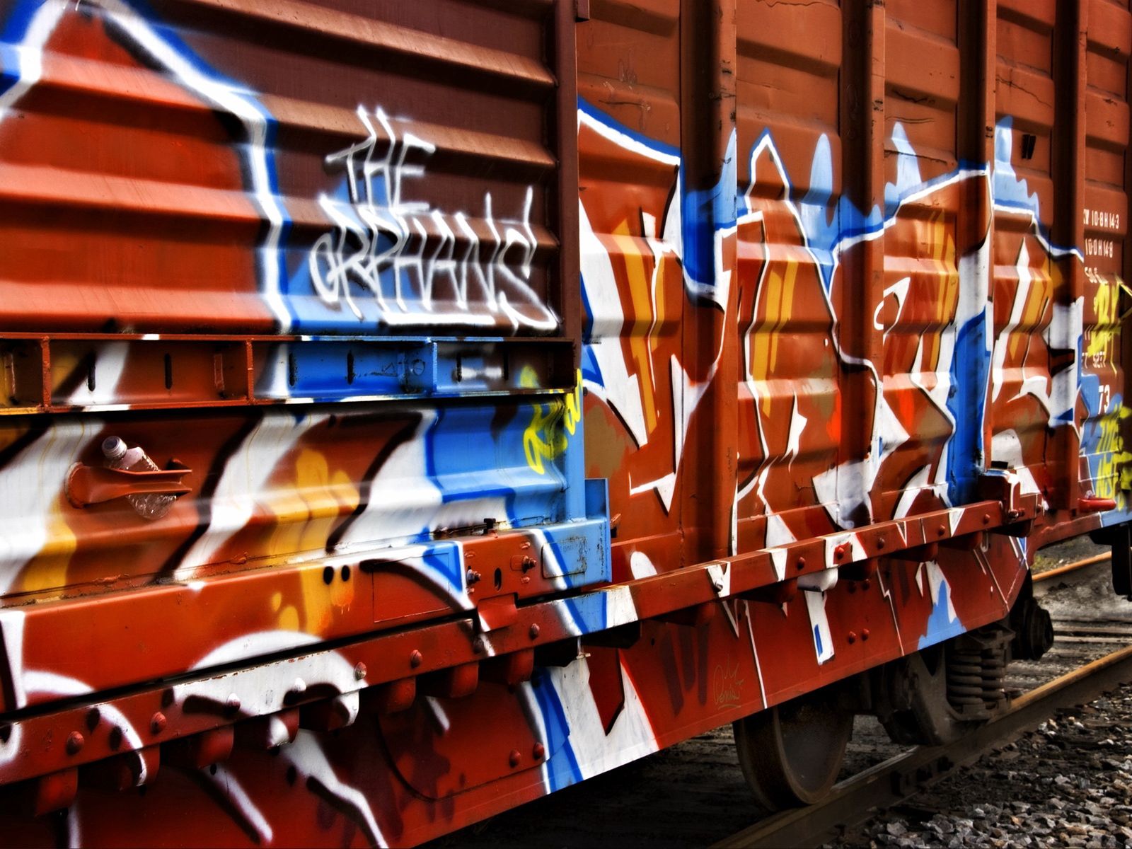 110011 descargar fondo de pantalla miscelánea, misceláneo, multicolor, abigarrado, coche, metal, pintada, graffiti, remolque, vagón de ferrocarril: protectores de pantalla e imágenes gratis