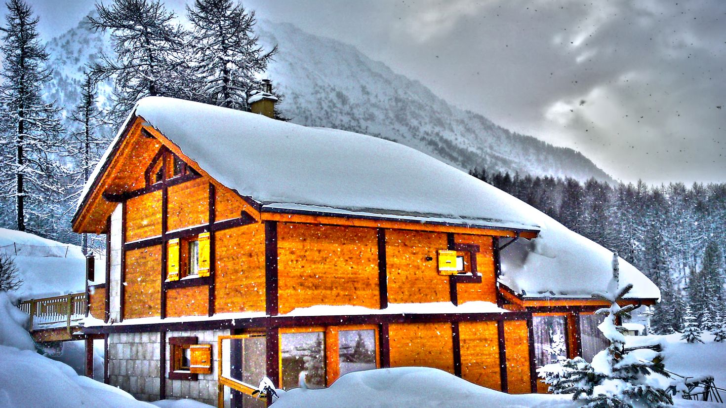 Деревянный дом снег. Зимний домик. Домик в горах. Зимний дом в горах. Домик в горах зимой.