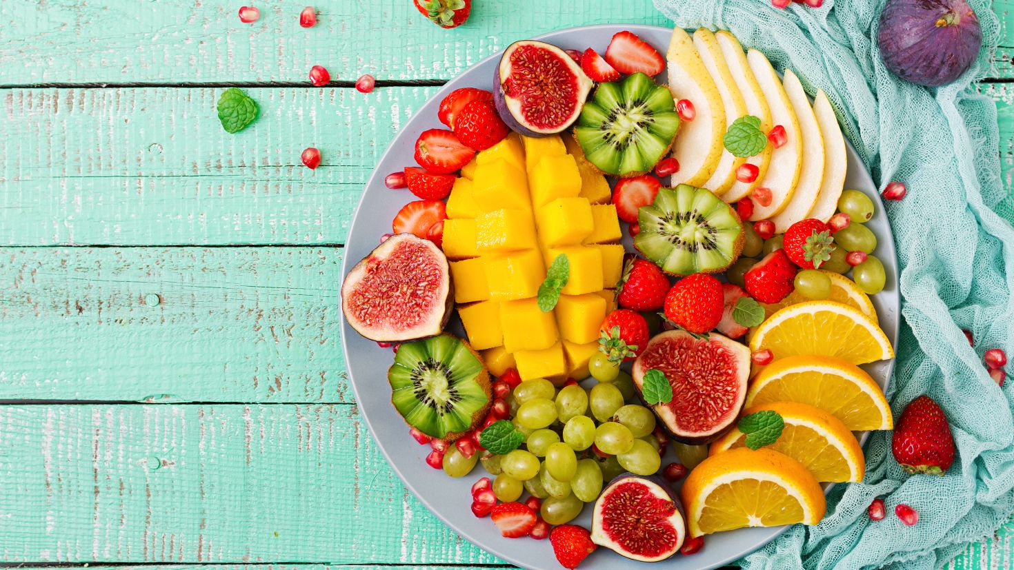 Фруктово ягодный микс. Фруктовая тарелка. Летние фрукты. Тарелка с фруктами на столе. Сочные фрукты.