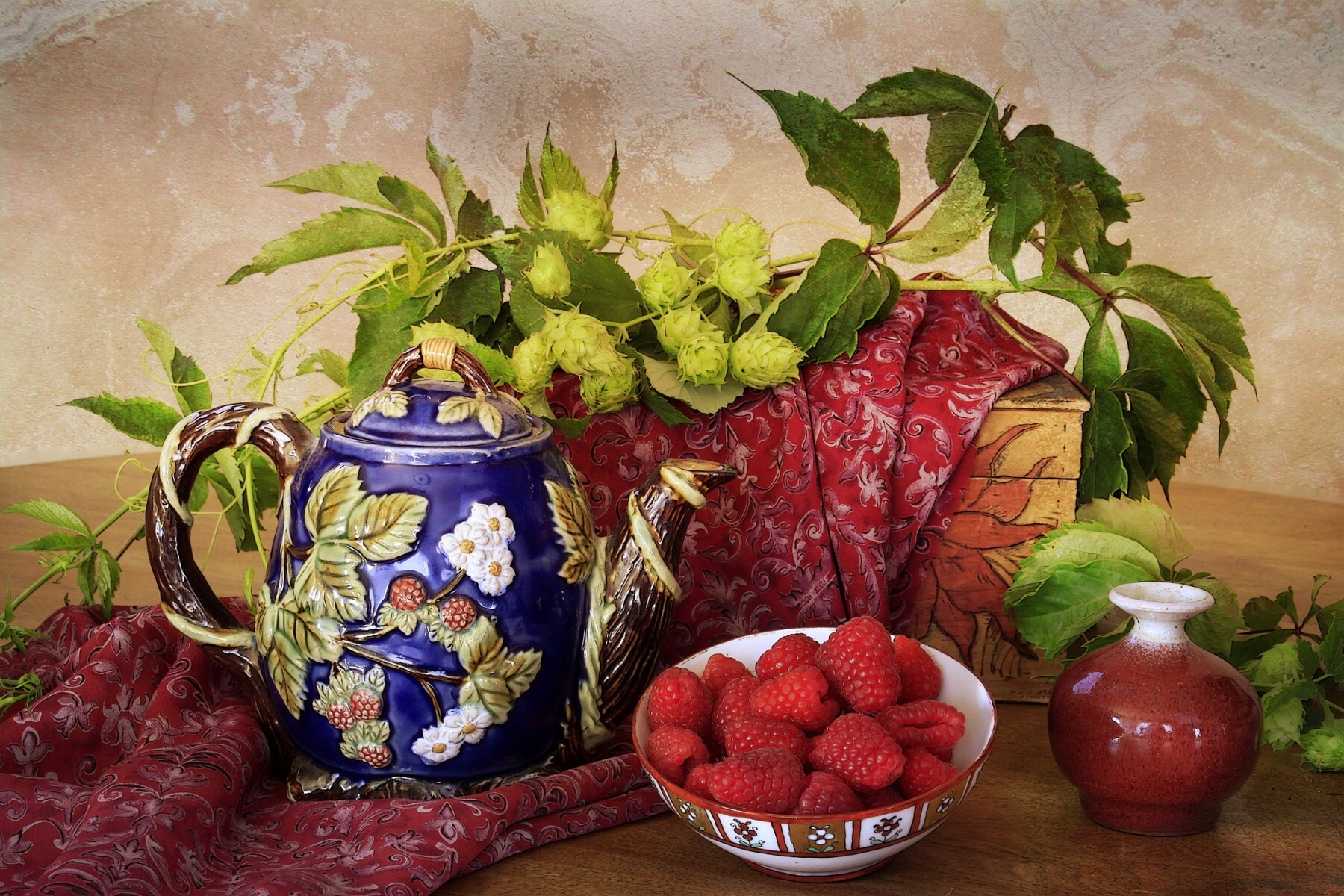 Натюрморт с ягодами малины
