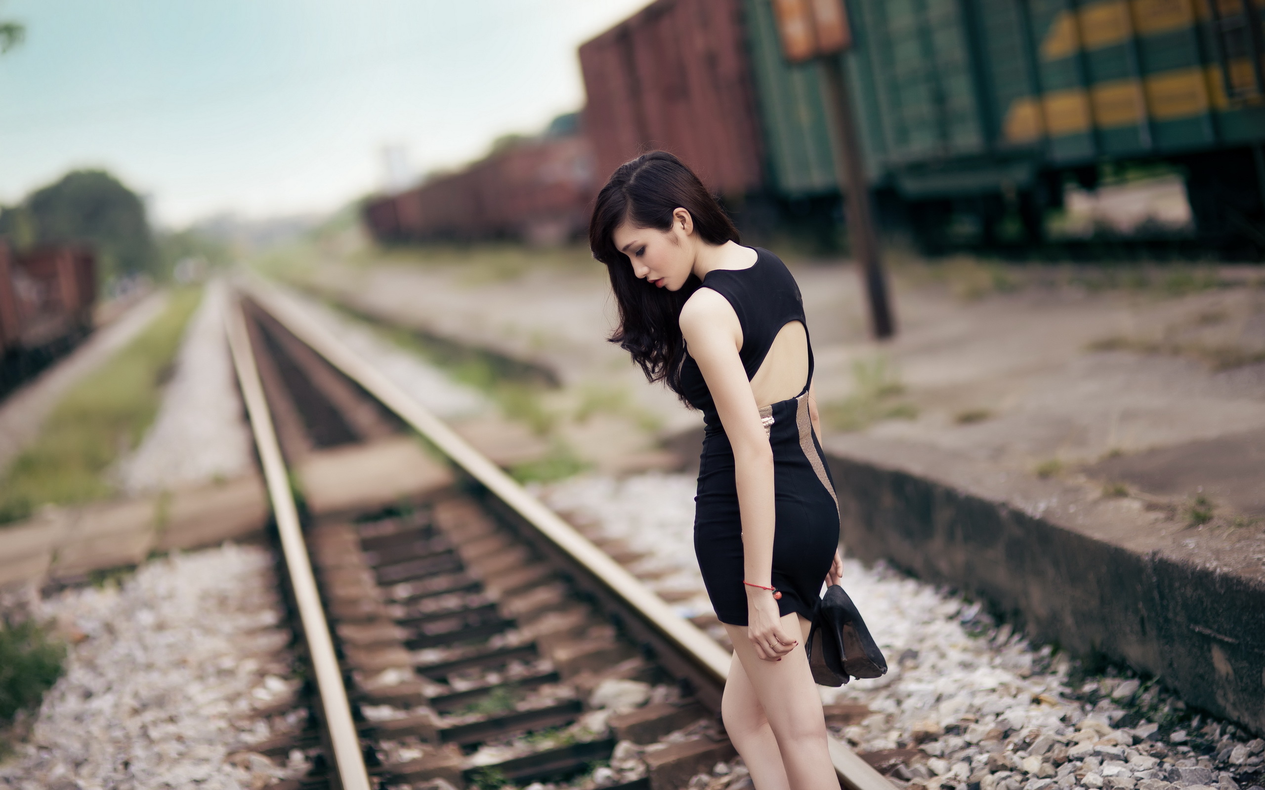 Фото девушек на железной дороге