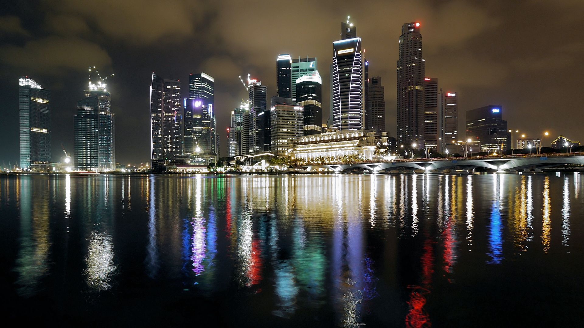 157398 descargar fondo de pantalla reflexión, singapur, ciudades, noche, edificio, vistoso, colorido: protectores de pantalla e imágenes gratis