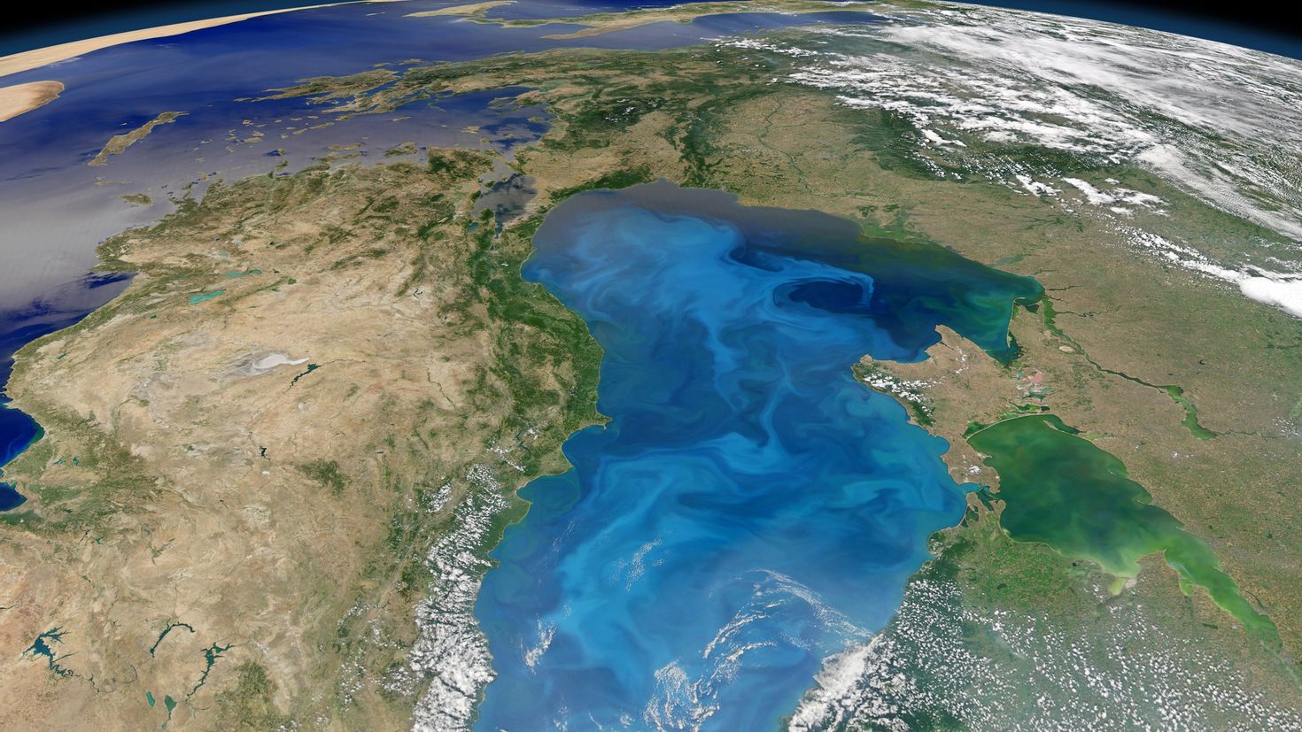 Космический снимок Каспийского моря