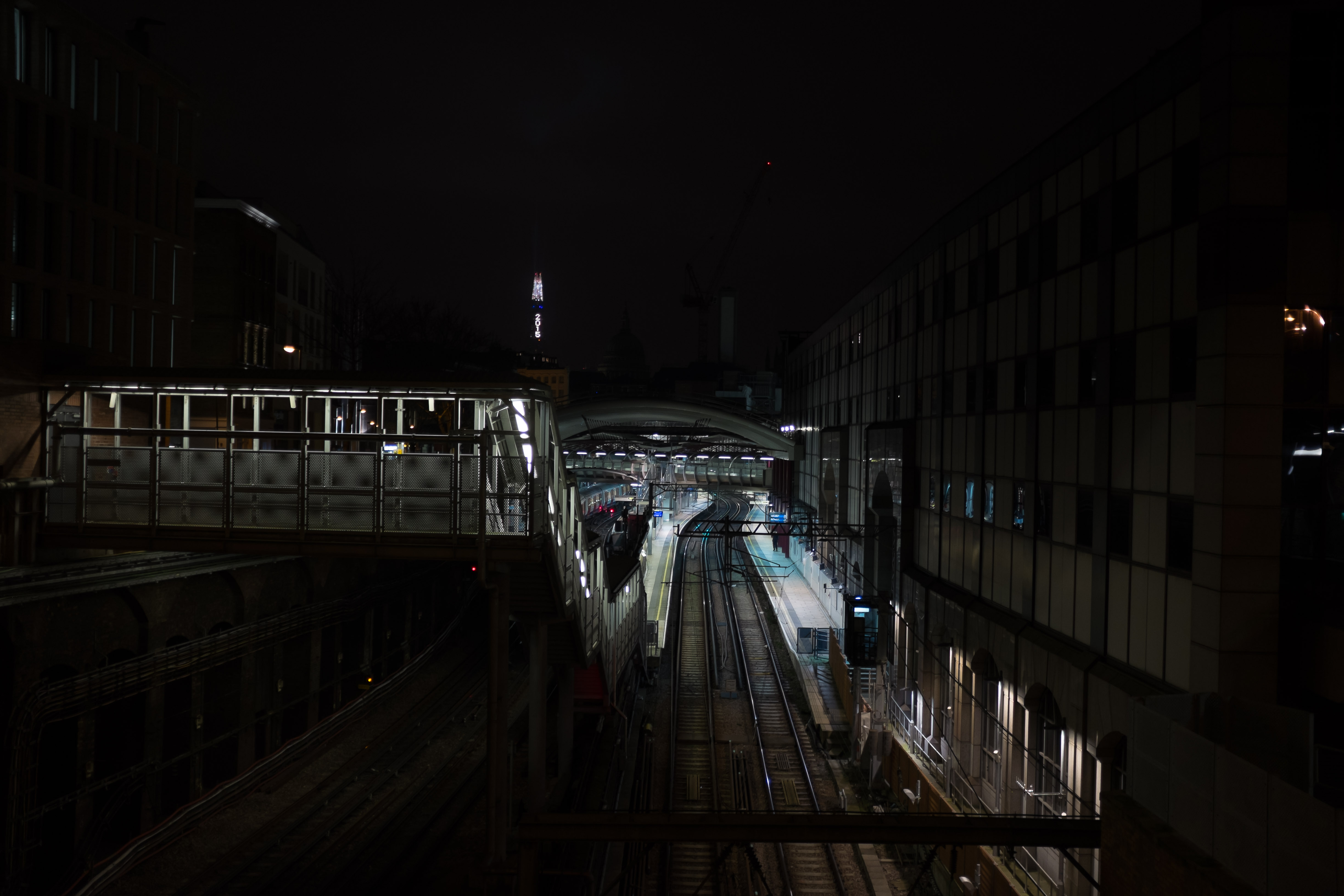 140766 Hintergrundbild herunterladen dunkel, übernachtung, nächtliche stadt, night city, eisenbahn, bahnhof, station - Bildschirmschoner und Bilder kostenlos