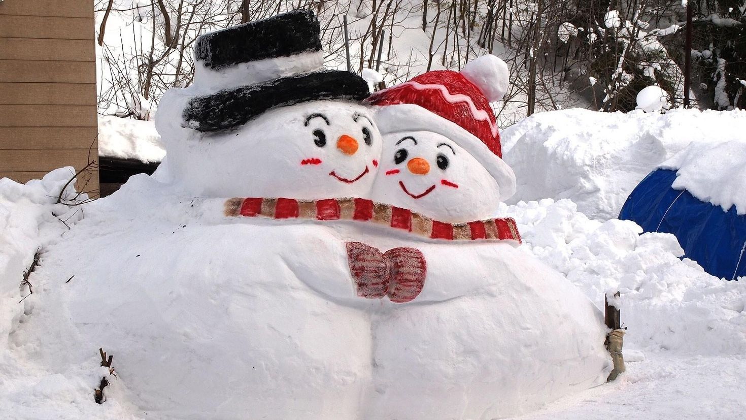Сугроб снеговик. Красивые фигурки из снега. Необычные Снеговики. Креативный Снеговик. Забавный Снеговик.