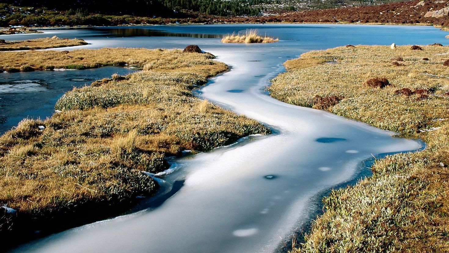Many rivers and lakes are. Национальный парк рек Тасмании. Тасмания климат. Озеро Грейт Лейк Тасмания. Тасмания реки и озера.