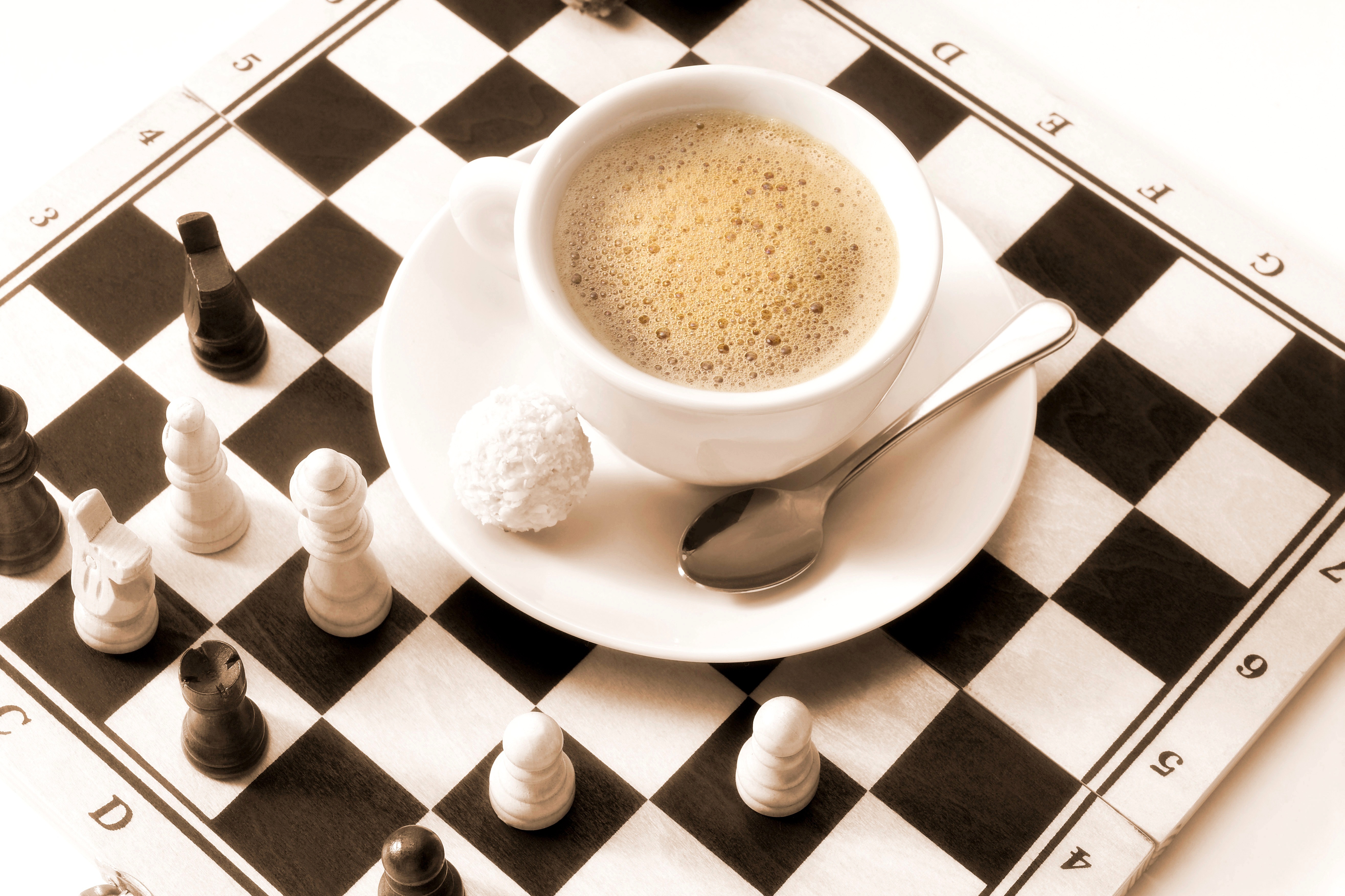 Играть шахматы кофе. Чашка шахматы. Кофе и шахматы. Заставка на рабочий стол кофе. Шахматы утро кофе.