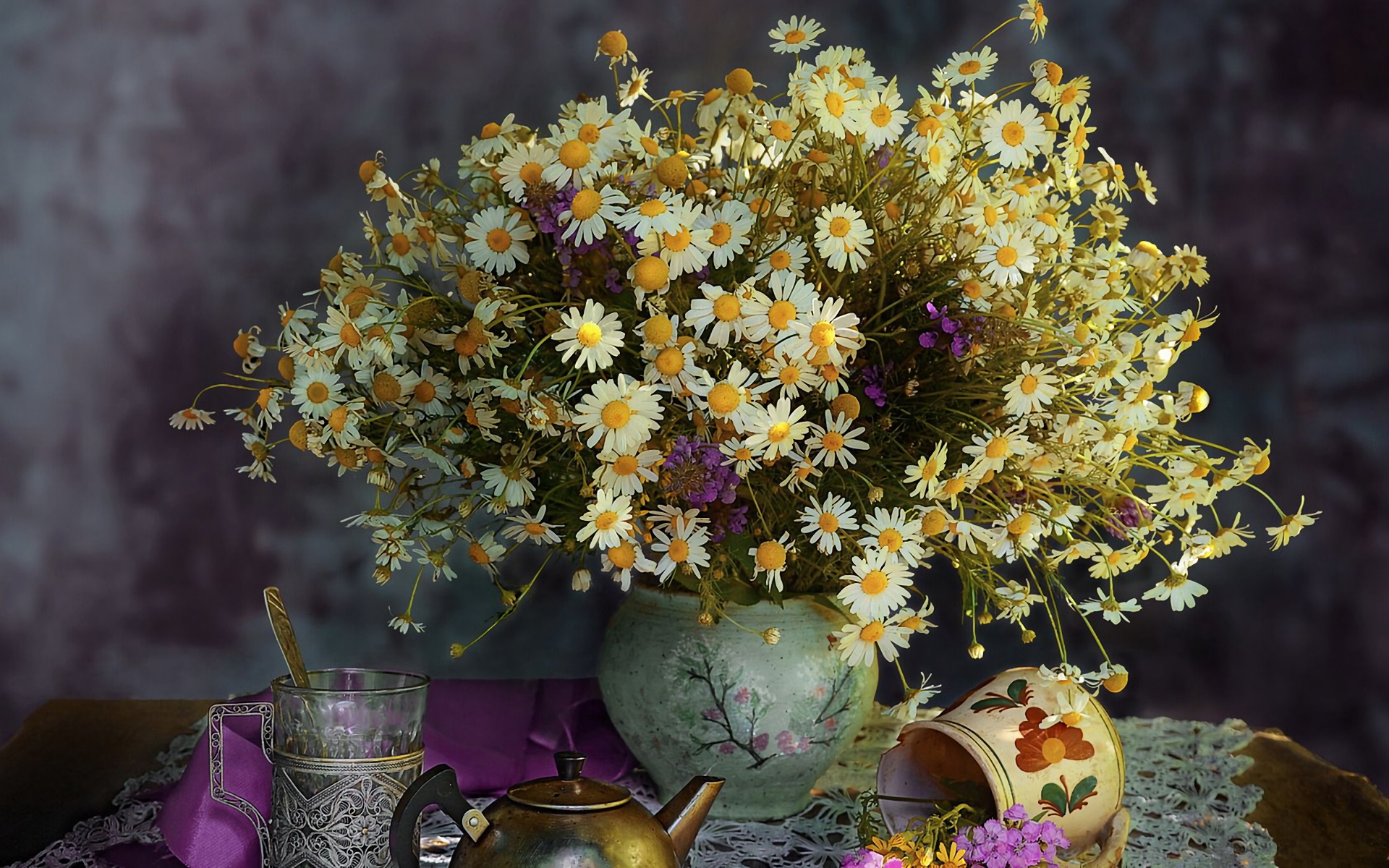 791662 завантажити шпалери чайник, фотографія, натюрморт, дейзі, квітка, ваза, біла квітка - заставки і картинки безкоштовно