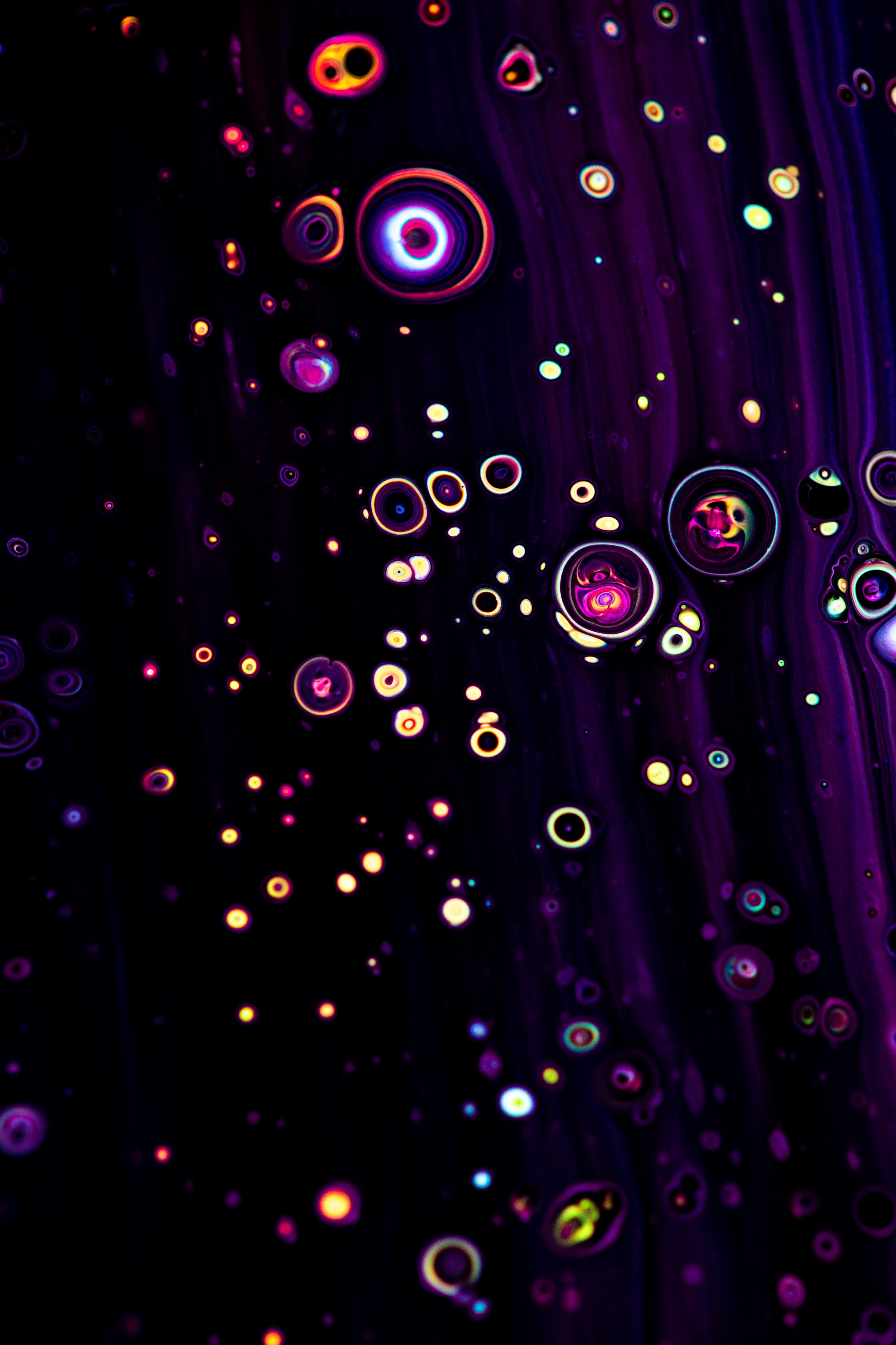54737 Hintergrundbild herunterladen bubbles, flüssigkeit, abstrakt, dunkel, farbe - Bildschirmschoner und Bilder kostenlos
