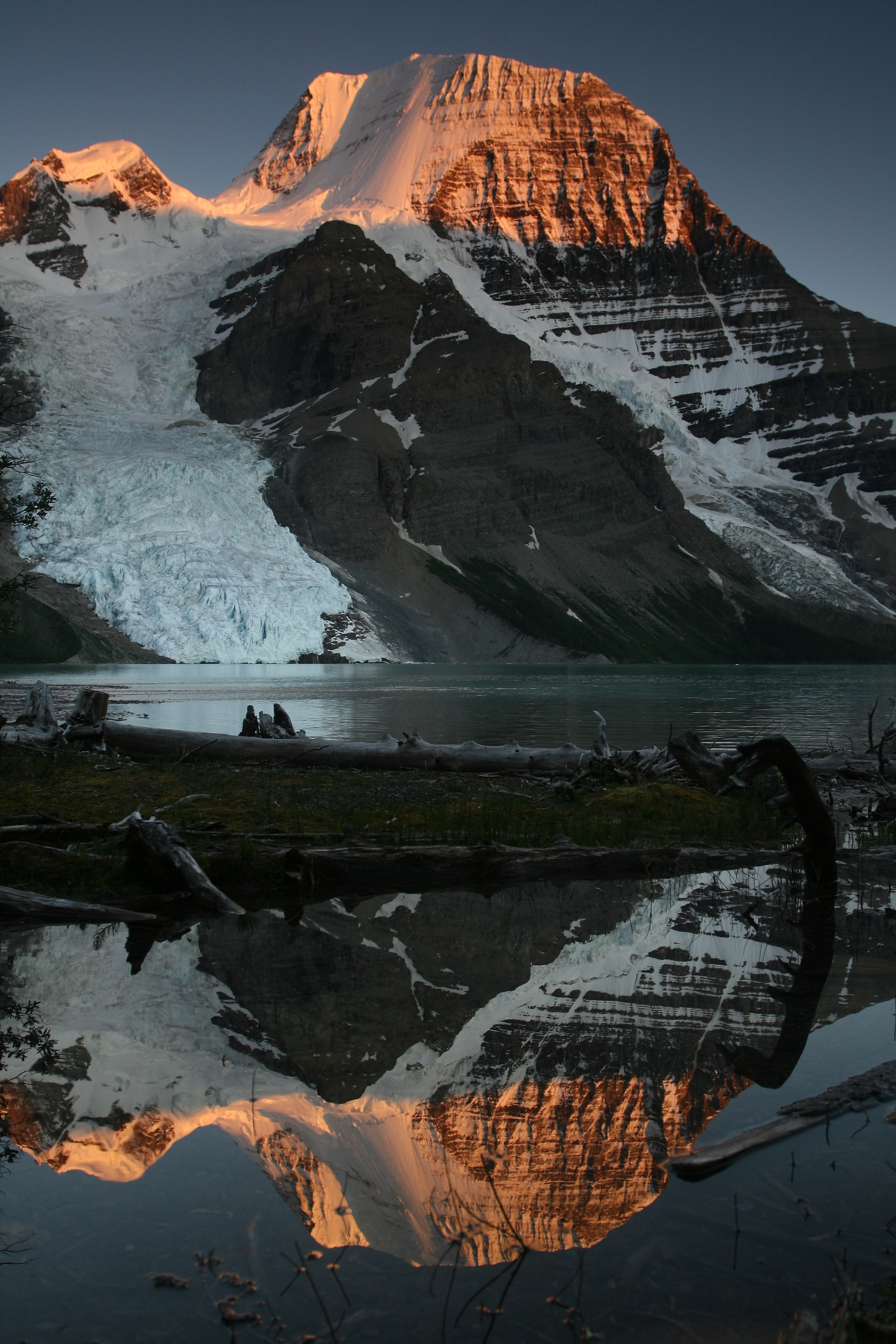 Скачать картинку Вершина, Гора, Отражение, Озеро, Пейзаж, Природа в телефон бесплатно.