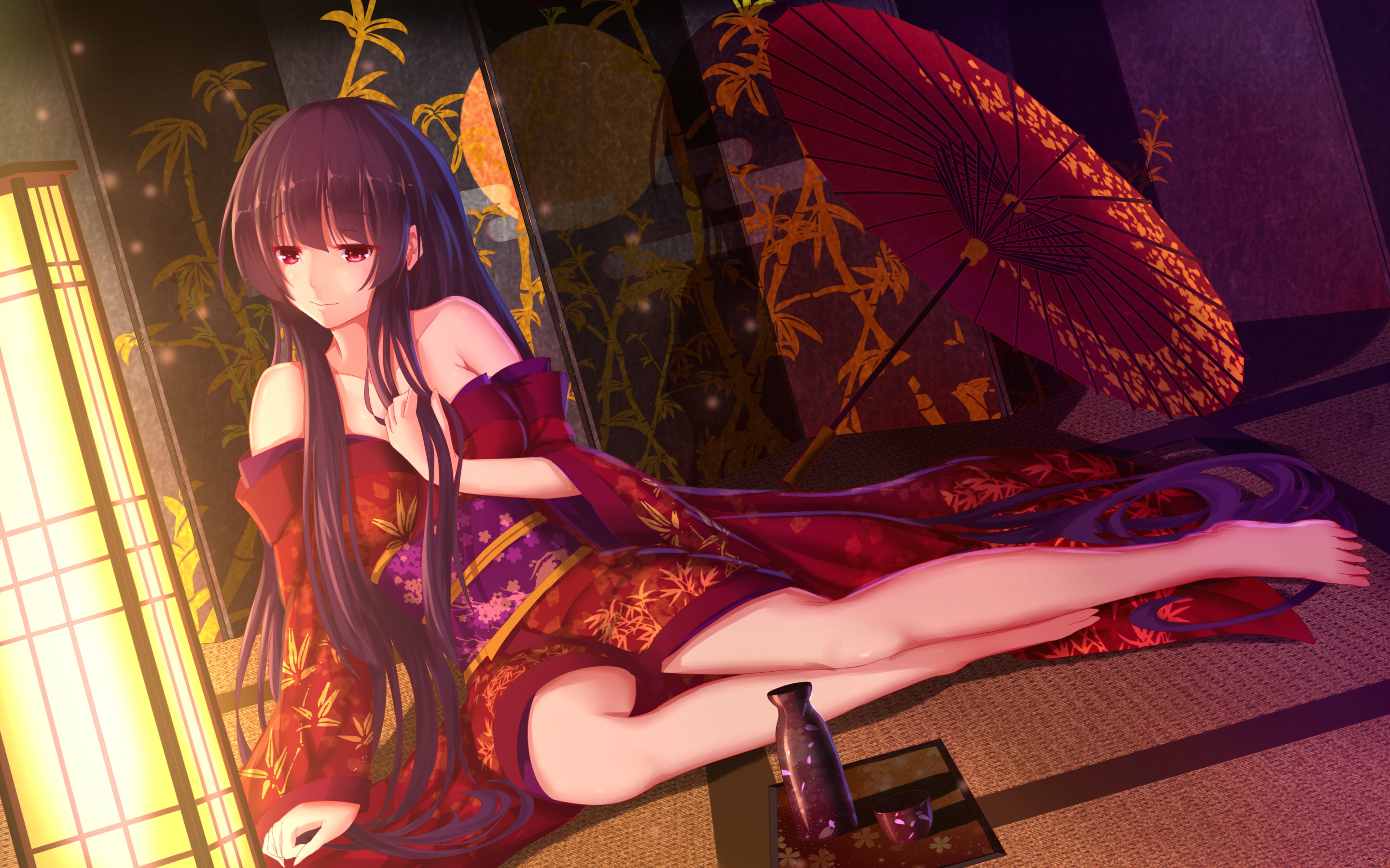 Девушка в кимоно лежит