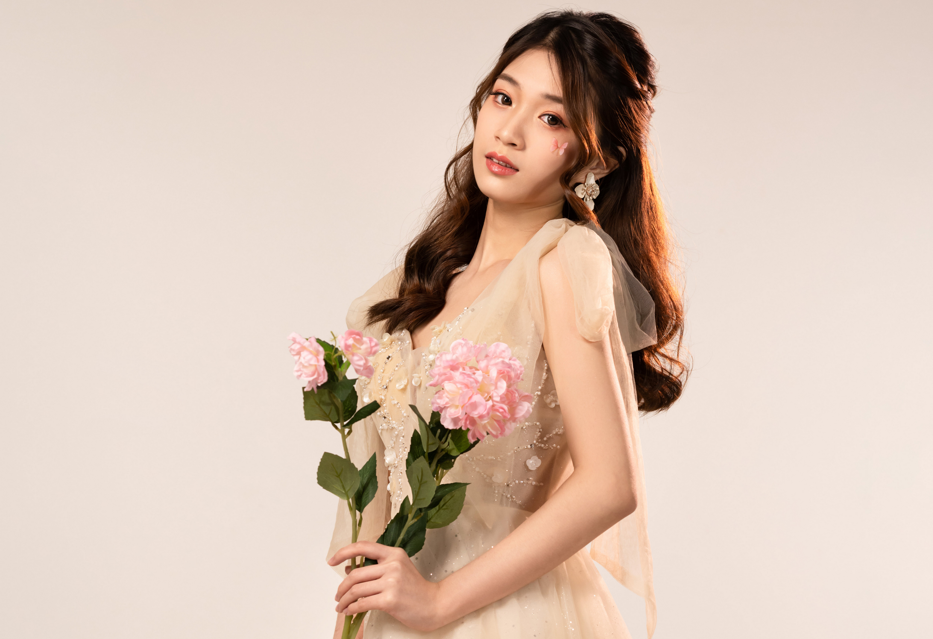 Корейская девушка с букетом. Азиатки с букетом цветов. Женщина азиатка букет. Мод asia